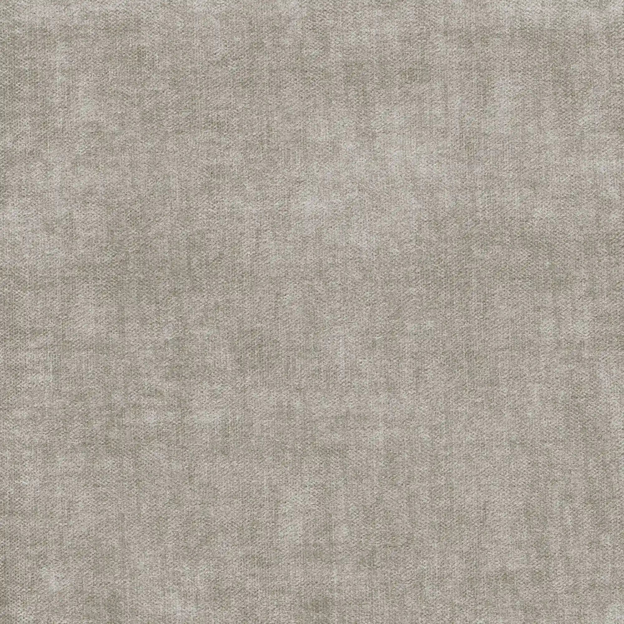 Primo piano sul tessuto grigio chiaro a trama ruvida del divano a due posti estraibile Titano di Divani.Store, dotato di poggiatesta reclinabili in tessuto smacchiabile certificato Oeko-Tex®: una scelta sofisticata e pratica per qualsiasi salotto moderno e salvaspazio.