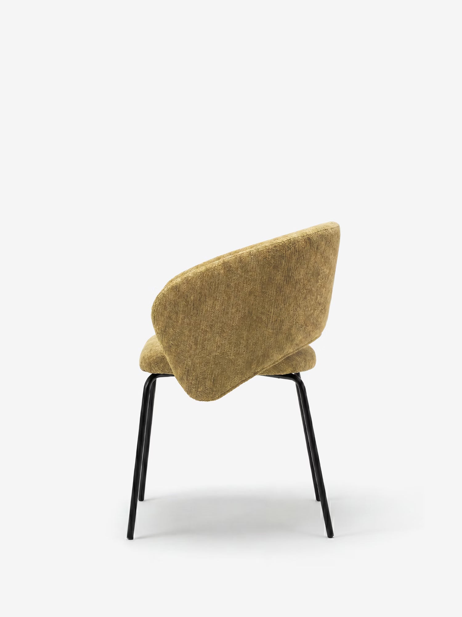 La sedia imbottita Fosca di Divani.Store presenta una seduta in tessuto giallo senape certificato OEKO-TEX®, uno schienale imbottito e ricurvo con braccioli e sottili gambe angolate in metallo nero; nella foto è raffigurata vista da dietro su uno sfondo bianco a tinta unita.