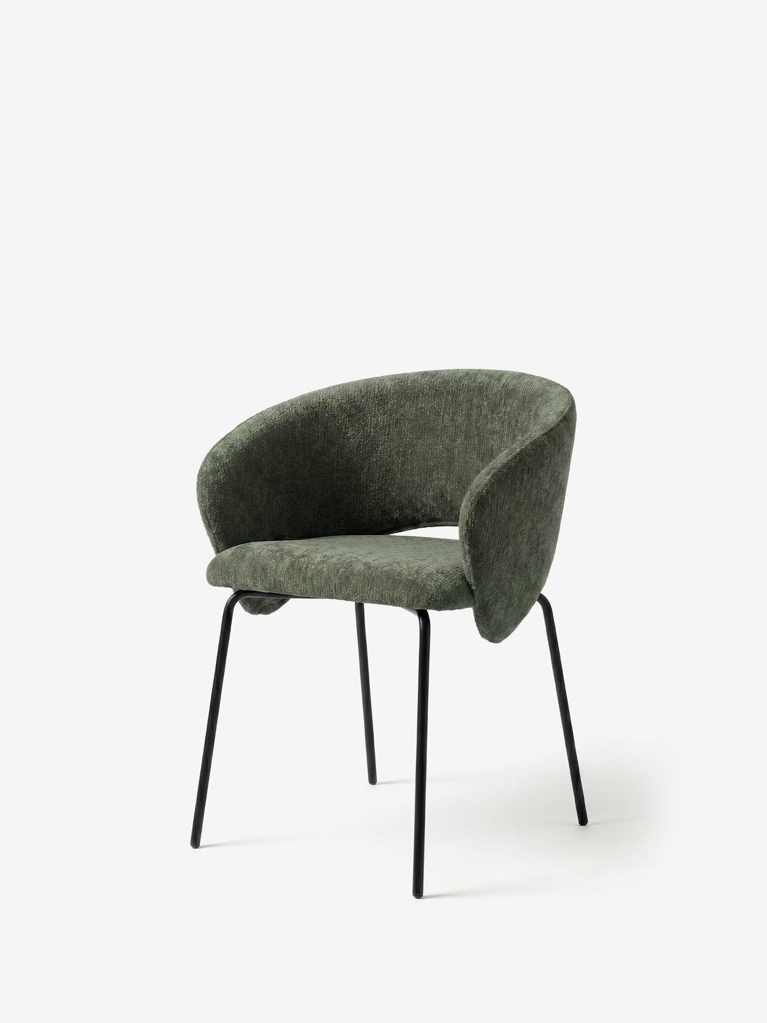 La sedia imbottita Fosca di Divani.Store presenta uno schienale e una seduta curvi e bassi, rivestiti in tessuto verde certificato OEKO-TEX®, gambe in metallo nero, braccioli e un design minimalista, raffigurata su uno sfondo bianco a tinta unita.