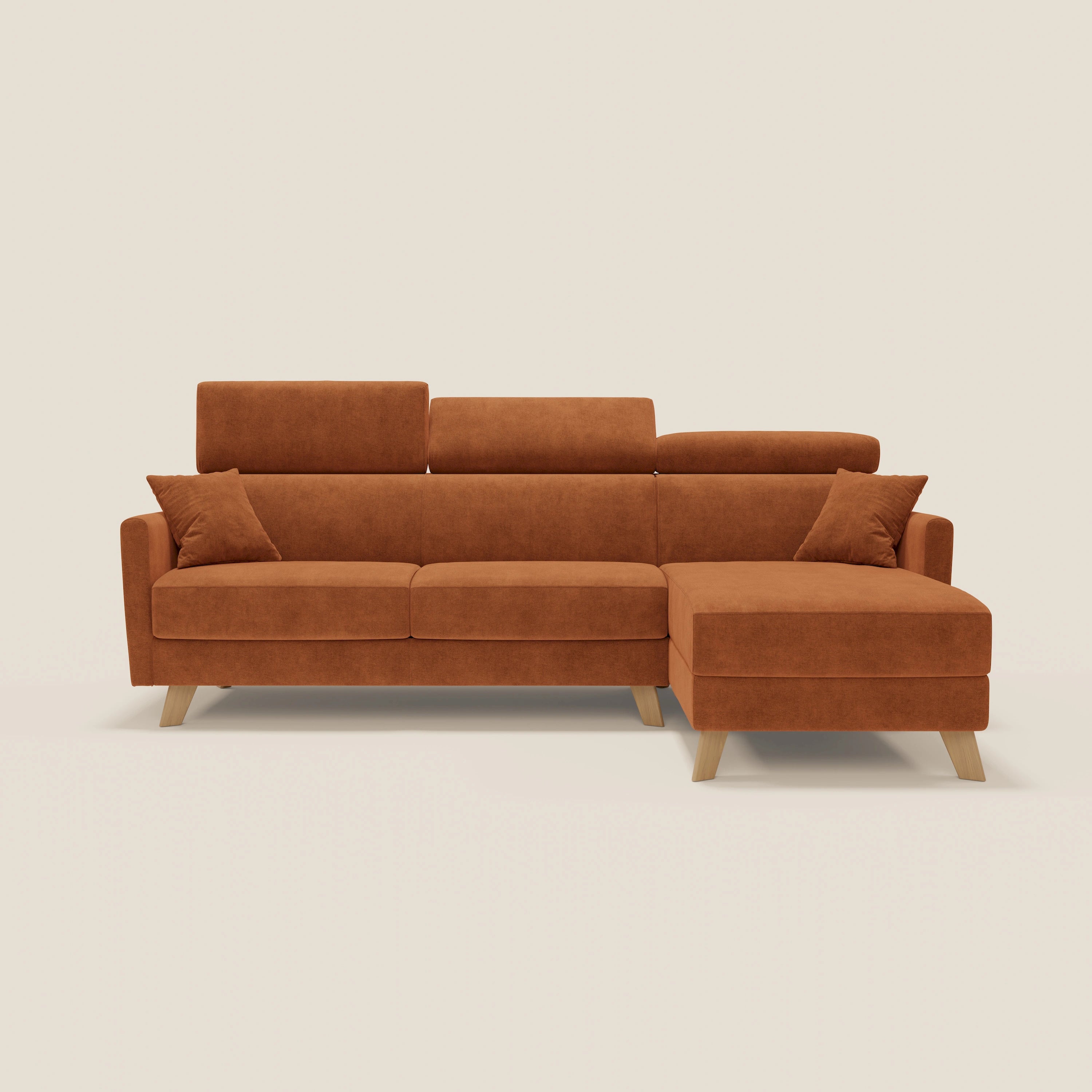 Il divano letto angolare sfoderabile Francy di Divani.Store in tessuto smacchiabile T17 arancio è caratterizzato da una chaise longue destra con contenitore, poggiatesta reclinabile e gambe in legno, il tutto su uno sfondo beige chiaro.