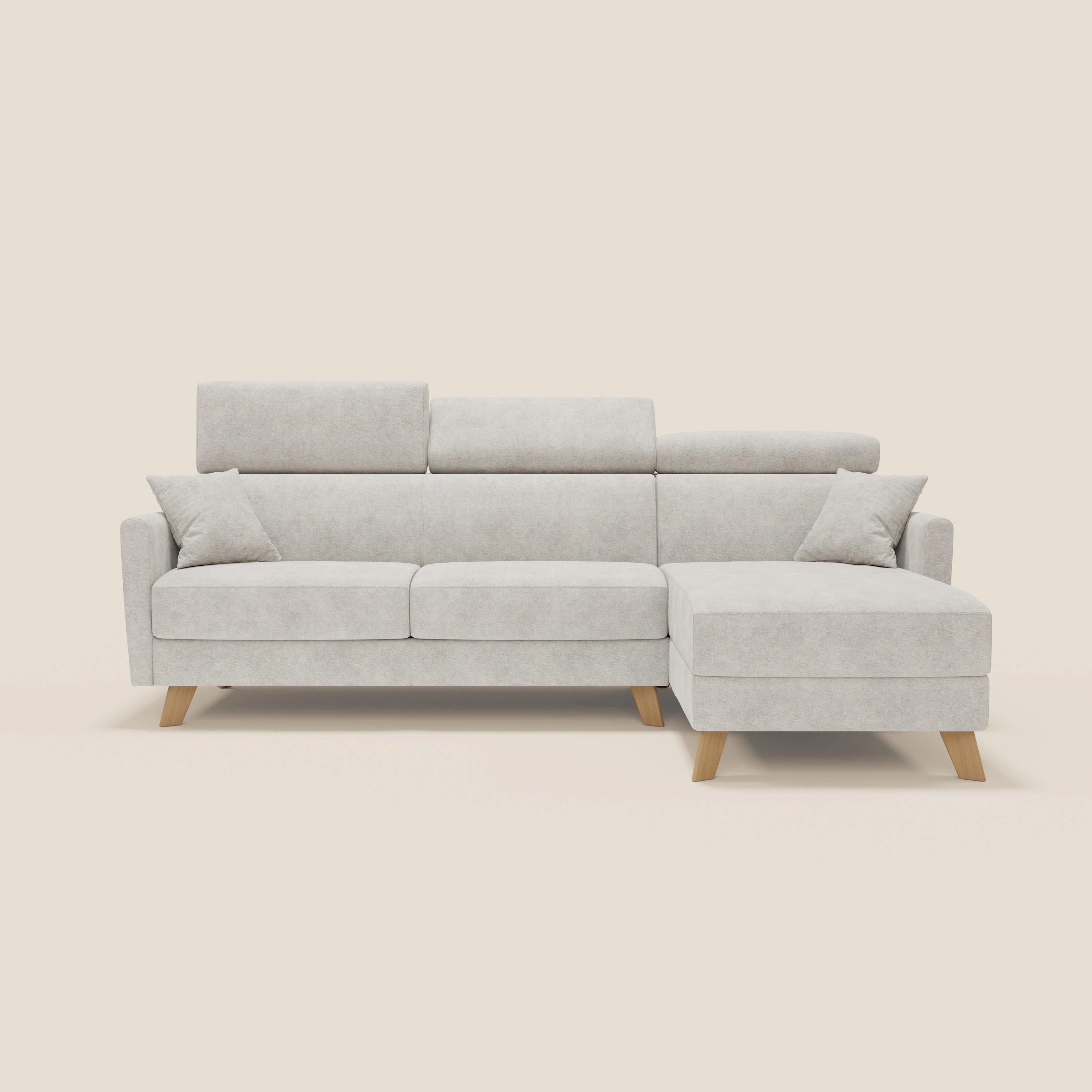 Il divano letto angolare sfoderabile Francy di Divani.Store è caratterizzato da una chaise longue destra, poggiatesta reclinabili, due cuscini di seduta e di schienale, gambe in legno chiaro e due cuscini in smacchiabile T17 bianco per un look in stile nordico.