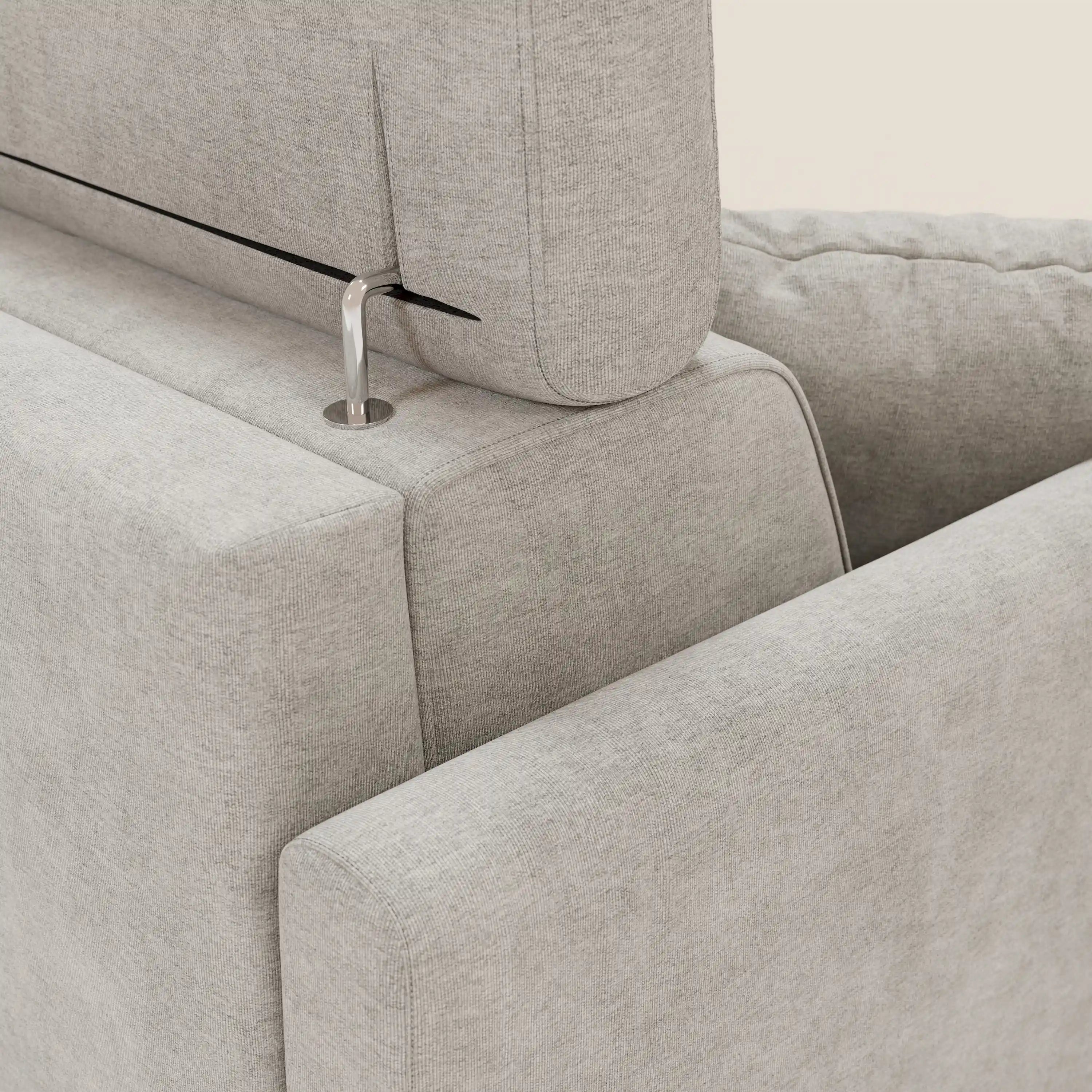 Primo piano del divano letto angolare sfoderabile Francy di Divani.Store in tessuto smacchiabile T17 bianco, che mette in evidenza l'asta metallica che collega la poggiatesta reclinabile allo schienale e il suo comfort in stile nordico con uno sfondo neutro.