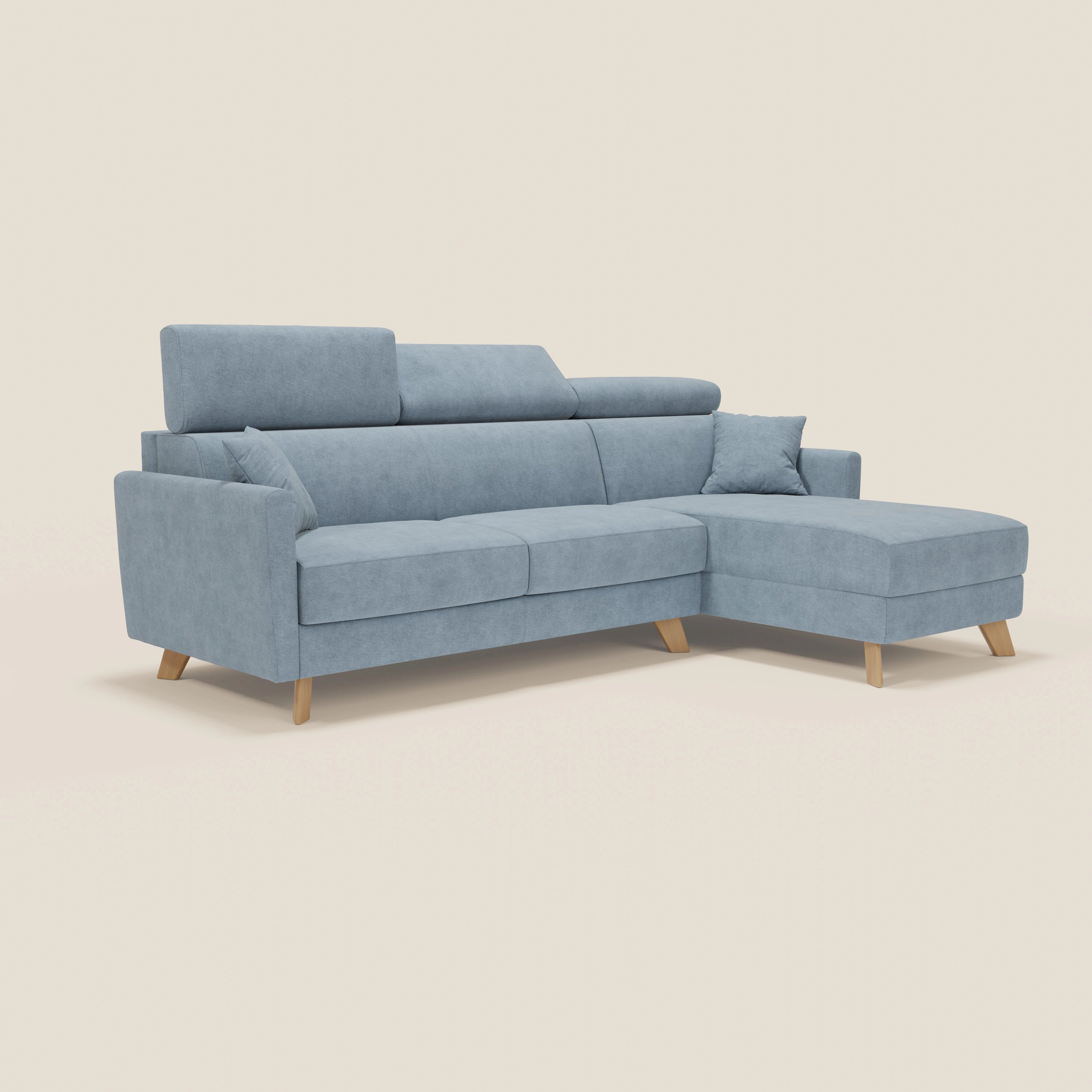 Il divano letto angolare sfoderabile Francy di Divani.Store in tessuto smacchiabile T17 carta da zucchero è caratterizzato da un contenitore a penisola, poggiatesta reclinabili, gambe in legno e puro stile nordico su sfondo neutro.