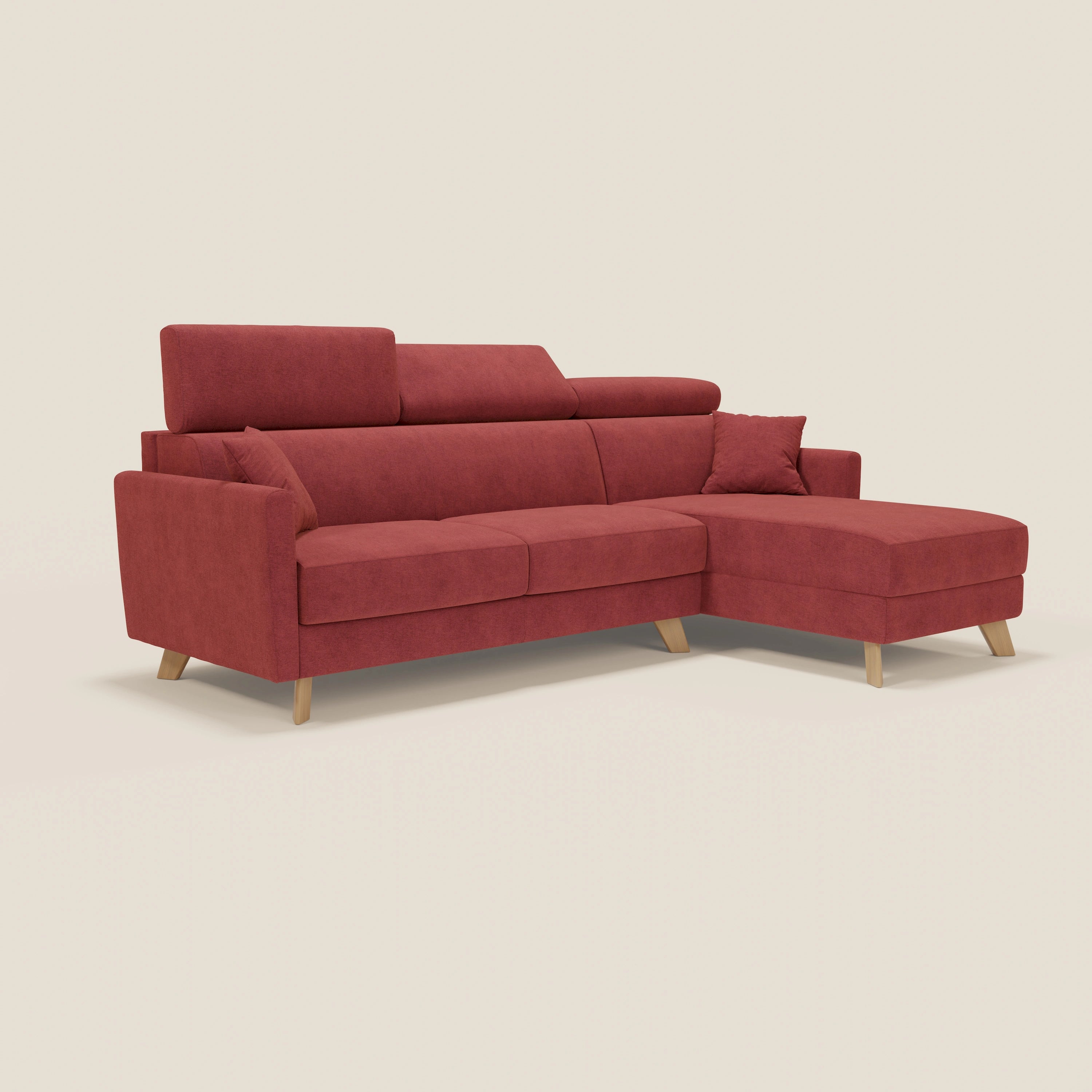 Il divano letto angolare Francy di Divani.Store è un moderno divano in tessuto T17 rosso, antimacchia, con gambe in legno, tre sedute, chaise longue contenitore a destra, un cuscino e poggiatesta regolabili per un look elegante.