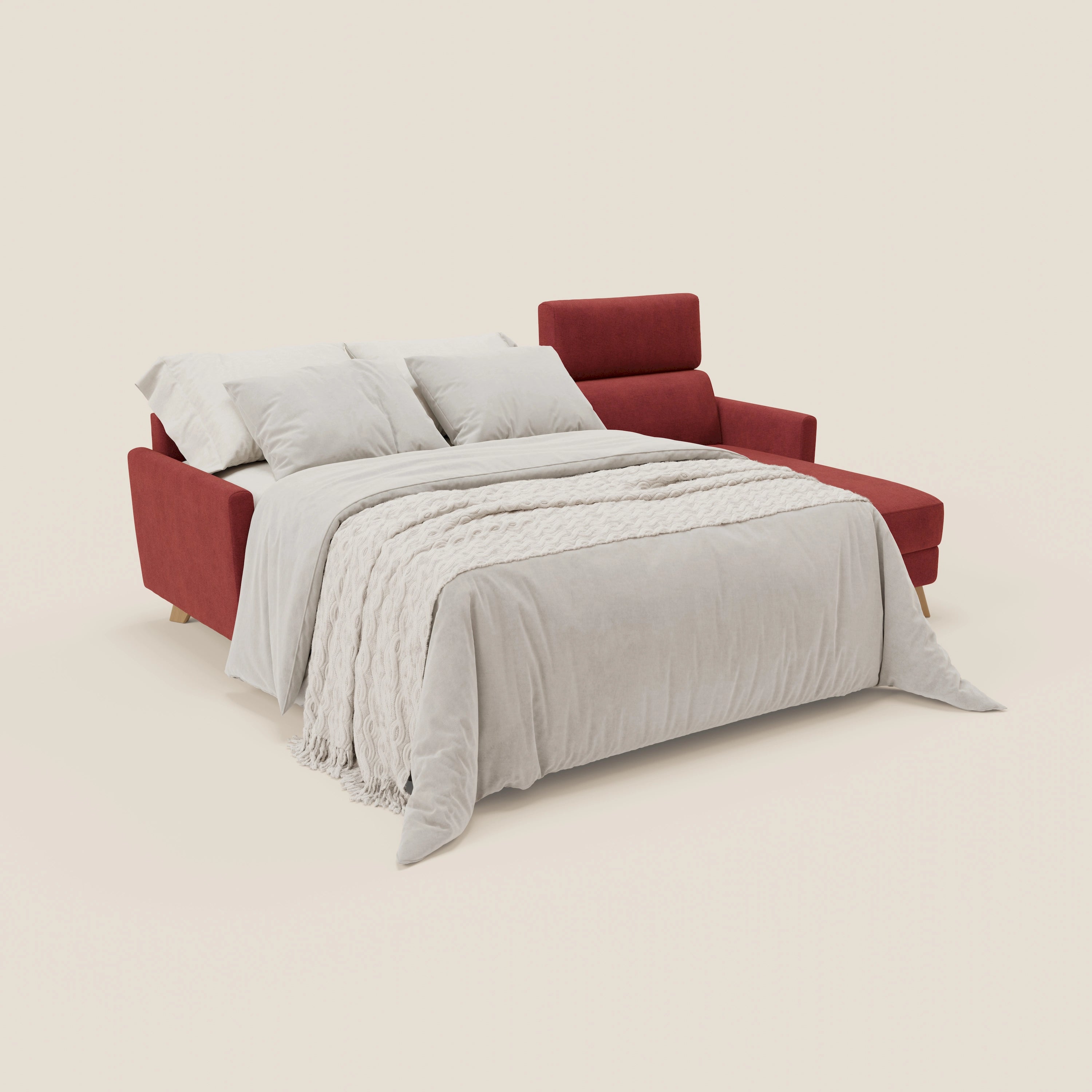 Il divano letto angolare sfoderabile Francy di Divani.Store in rosso T17 è caratterizzato da gambe in legno, chaise longue e poggiatesta reclinabili. Presentato come letto allungato con biancheria da letto grigio chiaro e tre cuscini, si adatta a qualsiasi ambiente beige in stile nordico.