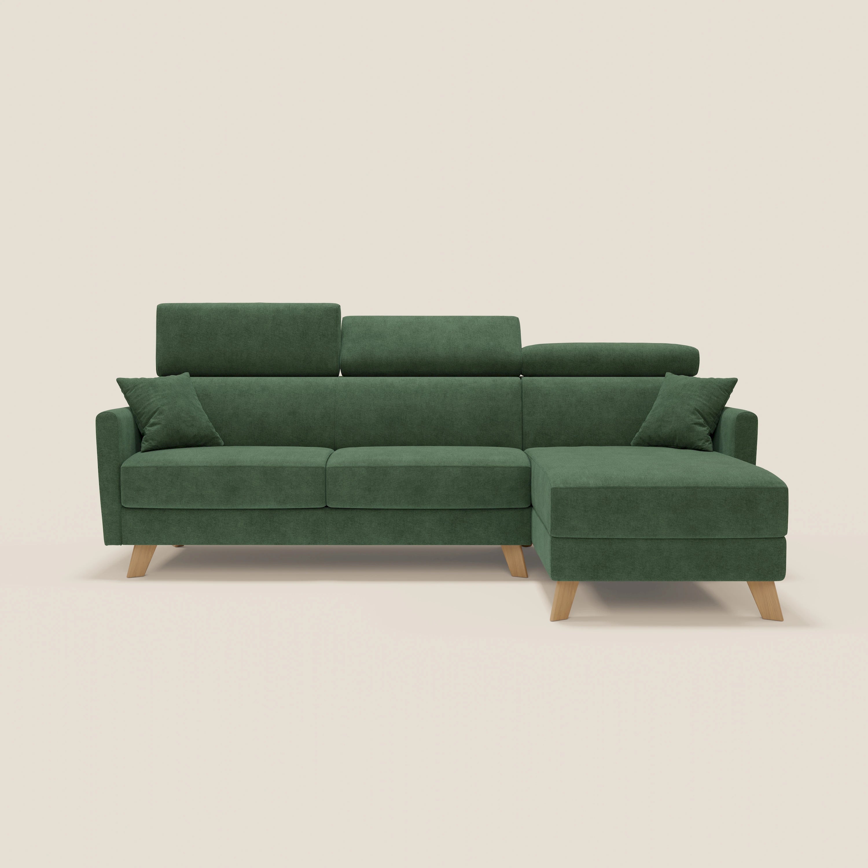 Il divano letto angolare sfoderabile Francy di Divani.Store, nel colore verde T17, è caratterizzato da una chaise longue destra, gambe in legno, due cuscini e poggiatesta e braccioli regolabili. In un contesto di tinta unita beige chiaro.