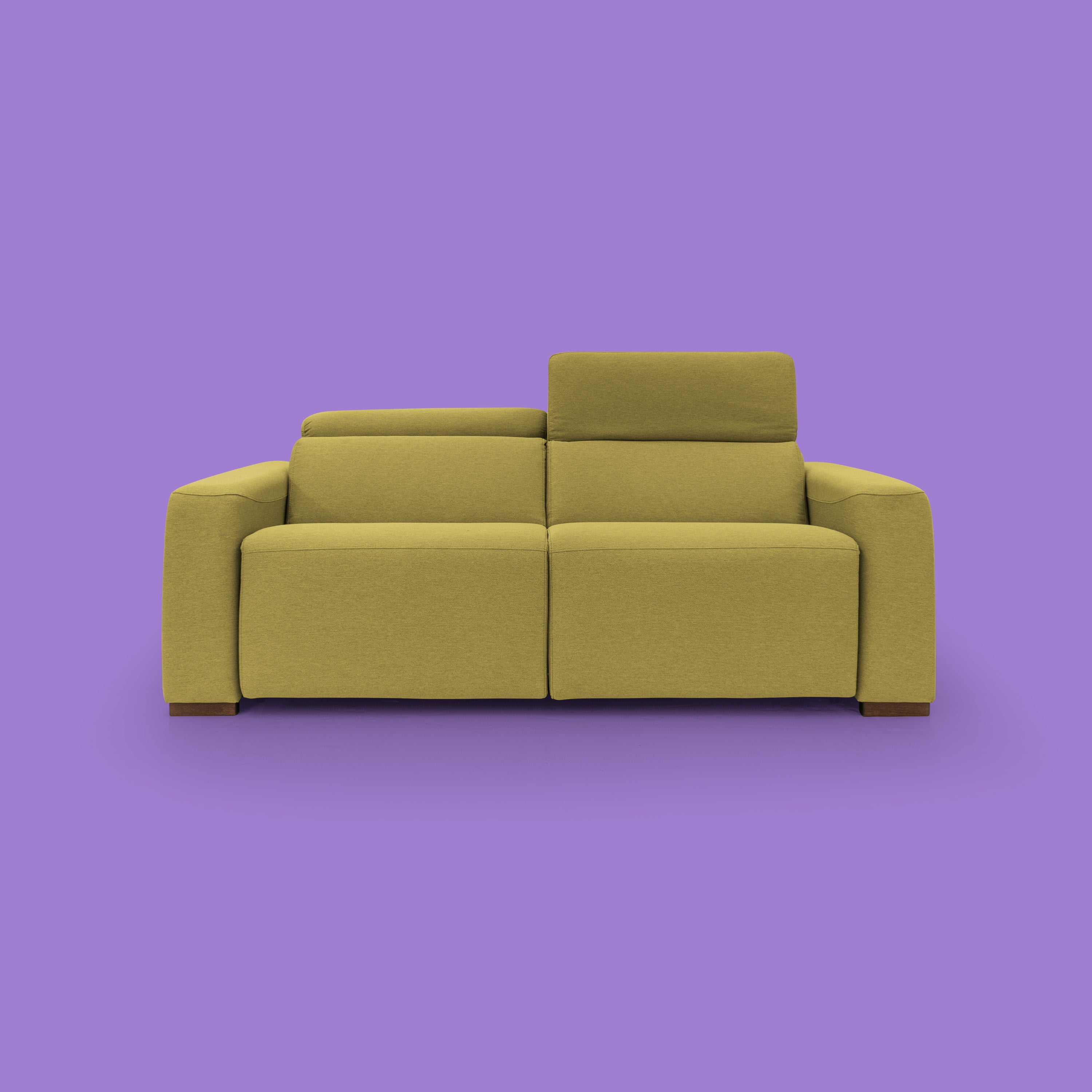 Il divano letto Poseidon + relax elettrico di Divani.Store in tessuto T05 impermeabile e antimacchia è dotato di poggiatesta regolabili - alzato a destra, abbassato a sinistra - e di braccioli spessi. Il suo design pulito e squadrato offre comfort e stile moderni su uno sfondo color lavanda.