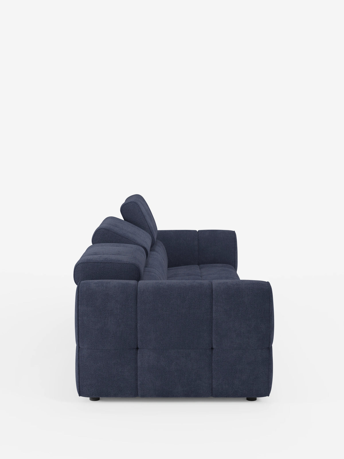 Un divano modulare Giotto a quattro posti di colore blu scuro, con poggiatesta reclinabili e funzione relax elettrica opzionale, rivestito in tessuto smacchiabile T23, caratterizzato da braccioli squadrati, poggiatesta regolabili e una finitura testurizzata su sfondo bianco.
