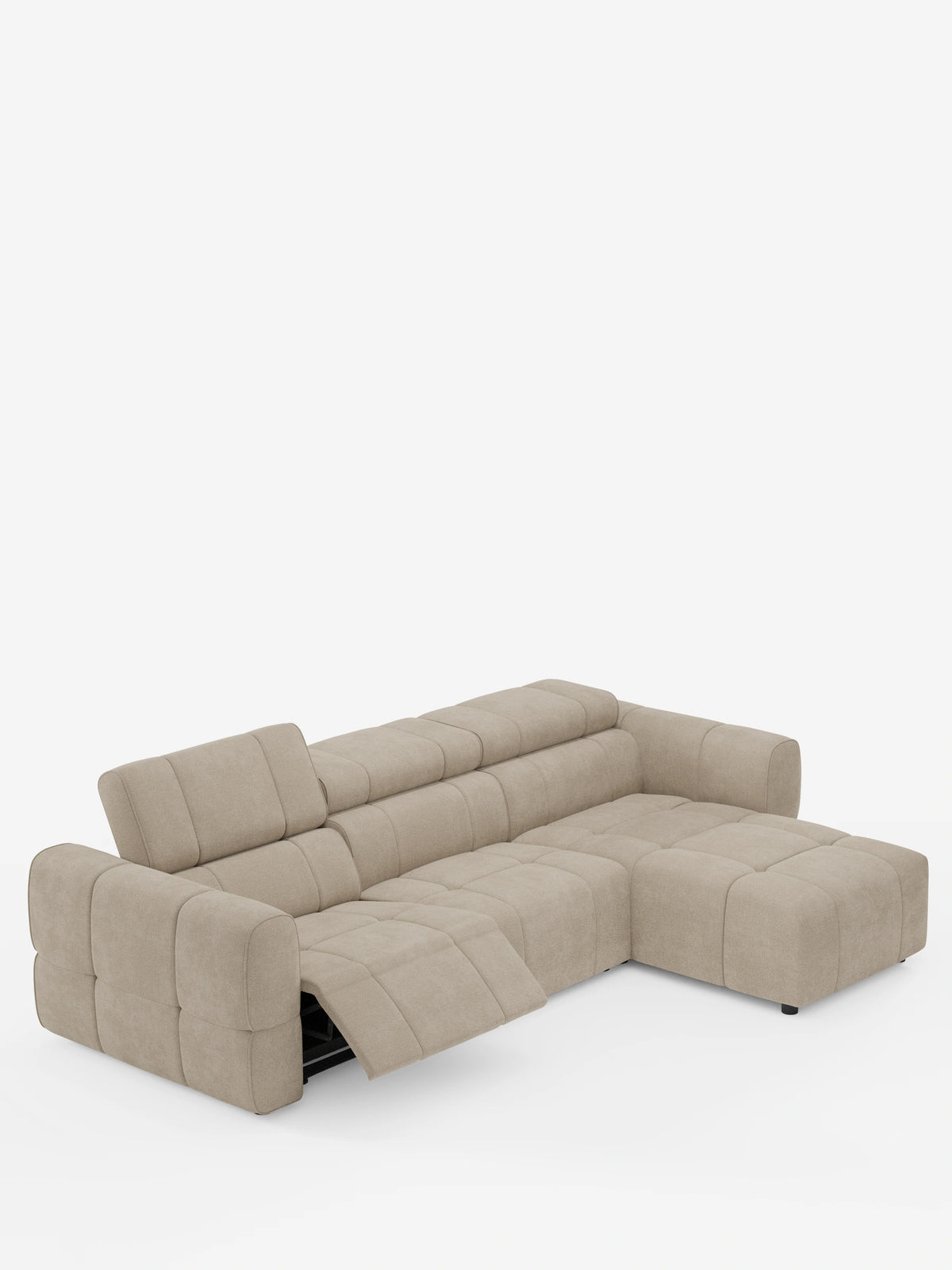 Divano angolare modulare Giotto beige a 5 posti, 296 cm, con penisola e funzione relax elettrica opzionale, rivestito in tessuto smacchiabile T23; nella foto è raffigurato con una poltrona reclinabile estesa, un poggiatesta sollevato e tessuto con cuciture a griglia su sfondo bianco.