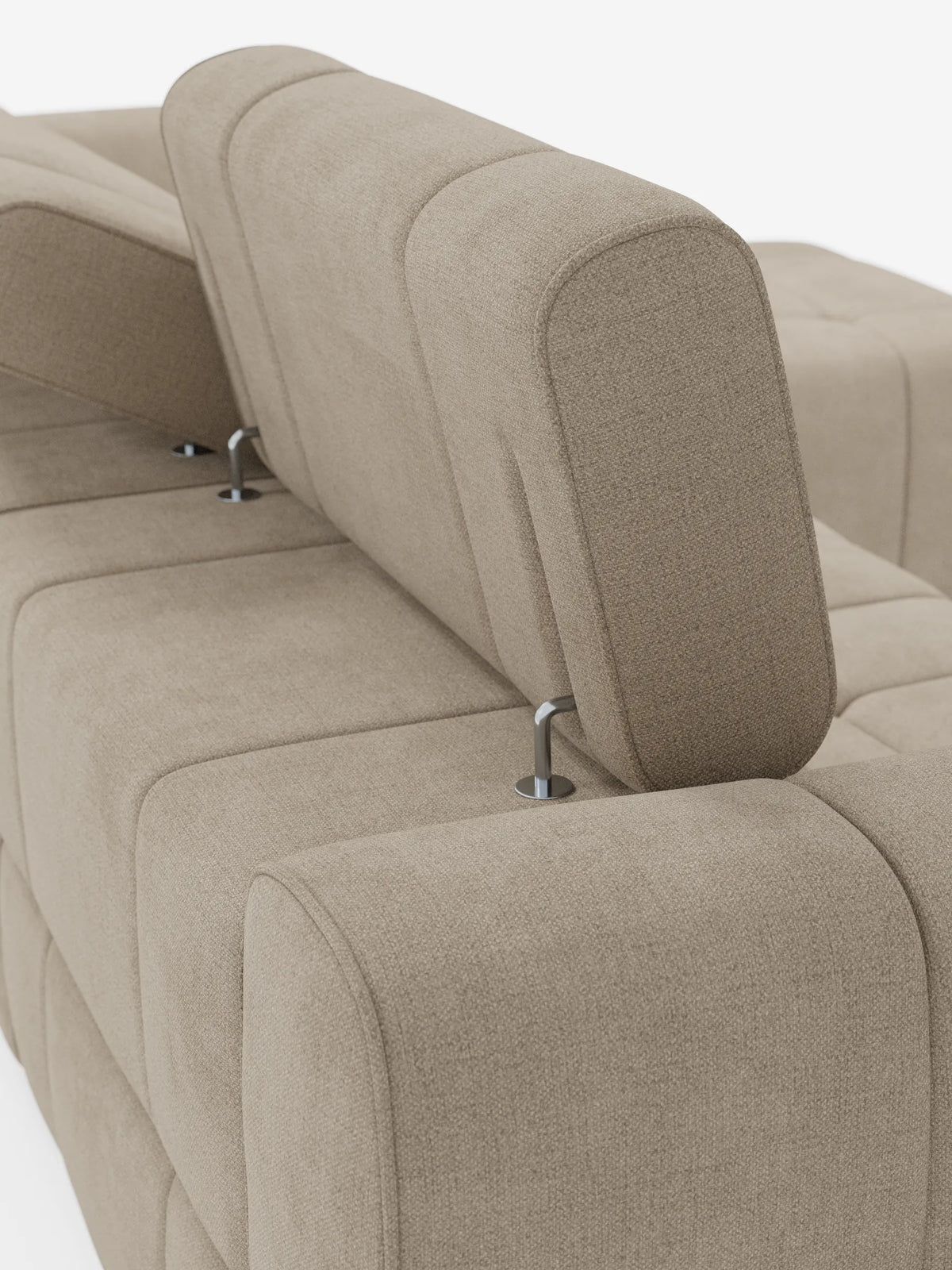 Un primo piano del divano angolare modulare Giotto da 5 posti, 296 cm, in tessuto beige, con penisola e funzione relax elettrica opzionale, realizzato in tessuto smacchiabile T23, che mostra gli schienali sostenuti da sottili supporti in metallo lucido su uno sfondo bianco.