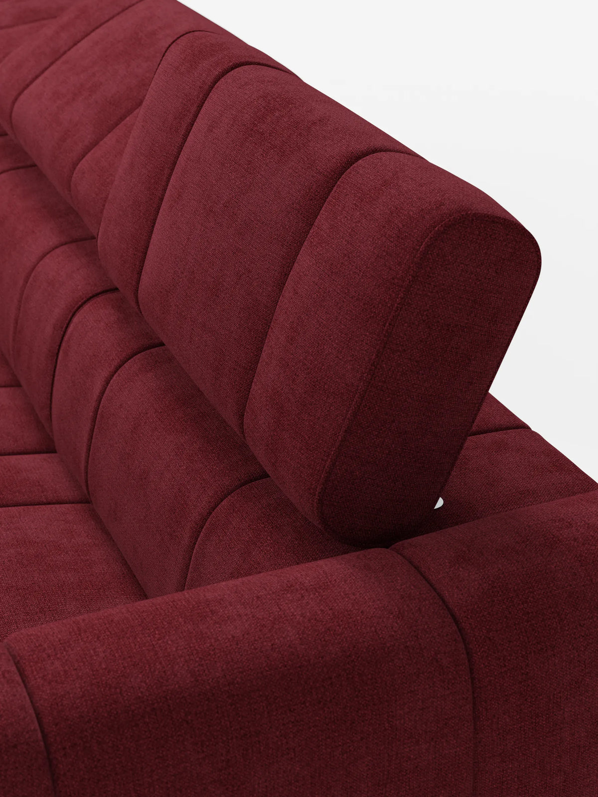 Il divano angolare modulare Giotto da 5 posti, 296 cm, colore rosso intenso, con penisola e funzione relax elettrica opzionale, rivestito in tessuto antimacchia T23, presenta uno schienale imbottito e segmentato, cuscini arrotondati e un poggiatesta regolabile su uno sfondo bianco.
