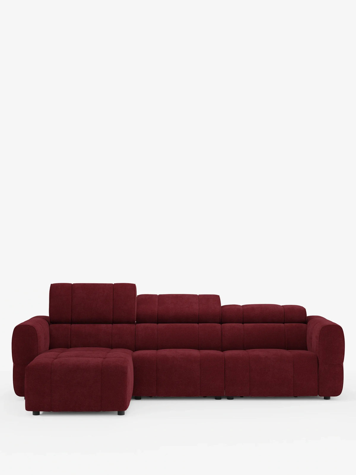 Divano angolare modulare Giotto a 5 posti da 296 cm con penisola e funzione relax elettrica opzionale, rivestito in tessuto antimacchia T23: un divano angolare modulare rosso intenso con chaise longue sul lato sinistro e poggiatesta regolabili, su uno sfondo bianco a tinta unita.