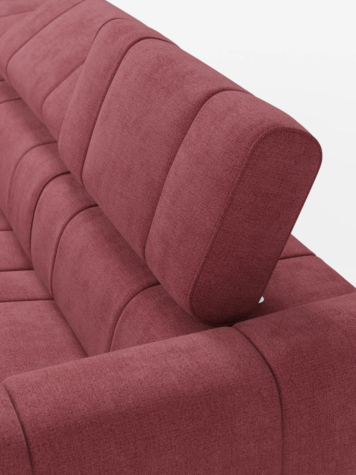 Il divano angolare modulare Giotto a 5 posti da 296 cm con penisola e funzione relax elettrica opzionale, rivestito in tessuto smacchiabile T23, è un divano modulare di colore rosso intenso con trapuntatura a canaline verticali e poggiatesta regolabili, che spicca su uno sfondo a tinta unita.