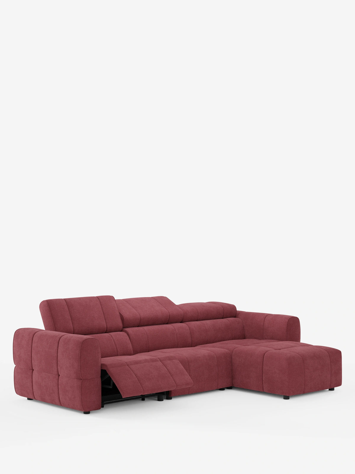 Un divano angolare modulare Giotto rosso tenue a 5 posti, lungo 296 cm, con penisola e funzione relax elettrica opzionale, rivestito in tessuto smacchiabile T23 con un sedile reclinabile, poggiatesta regolabili e un motivo trapuntato su sfondo bianco.