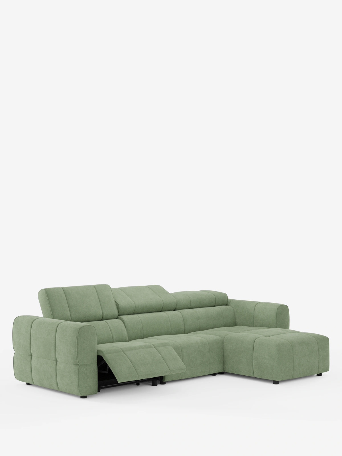Giotto, divano angolare modulare a 5 posti da 296 cm con penisola e funzione relax elettrica opzionale in tessuto antimacchia T23: un divano modulare color verde salvia con chaise longue reclinabile, piedini a blocco dal profilo ribassato, cuscini a pannelli e poggiatesta regolabili.