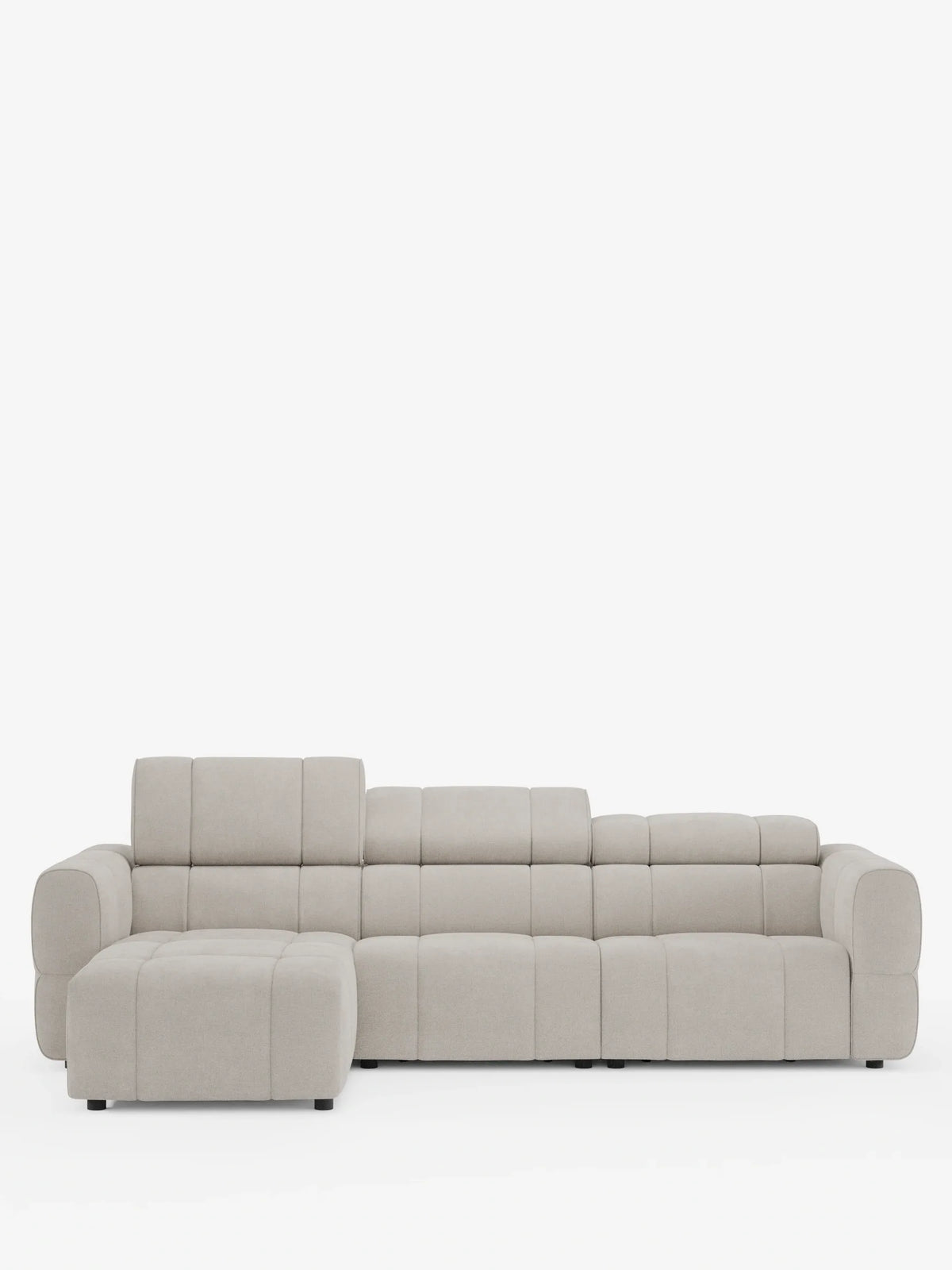 Il divano angolare modulare Giotto a 5 posti da 296 cm con penisola e funzione relax elettrica opzionale, rivestito in tessuto smacchiabile T23, è un divano componibile color beige chiaro dotato di chaise longue sul lato sinistro, motivo a griglia cucito, ampi braccioli e poggiatesta regolabili.
