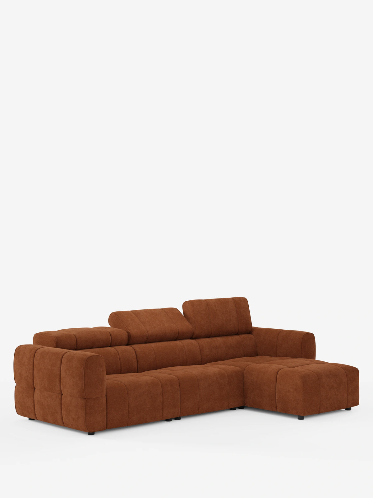 Giotto, divano angolare modulare a 5 posti da 296 cm con penisola e funzione relax elettrica opzionale in tessuto antimacchia T23: un divano componibile color ruggine-marrone con chaise longue a destra, poggiatesta regolabili e cuscini strutturati e segmentati.