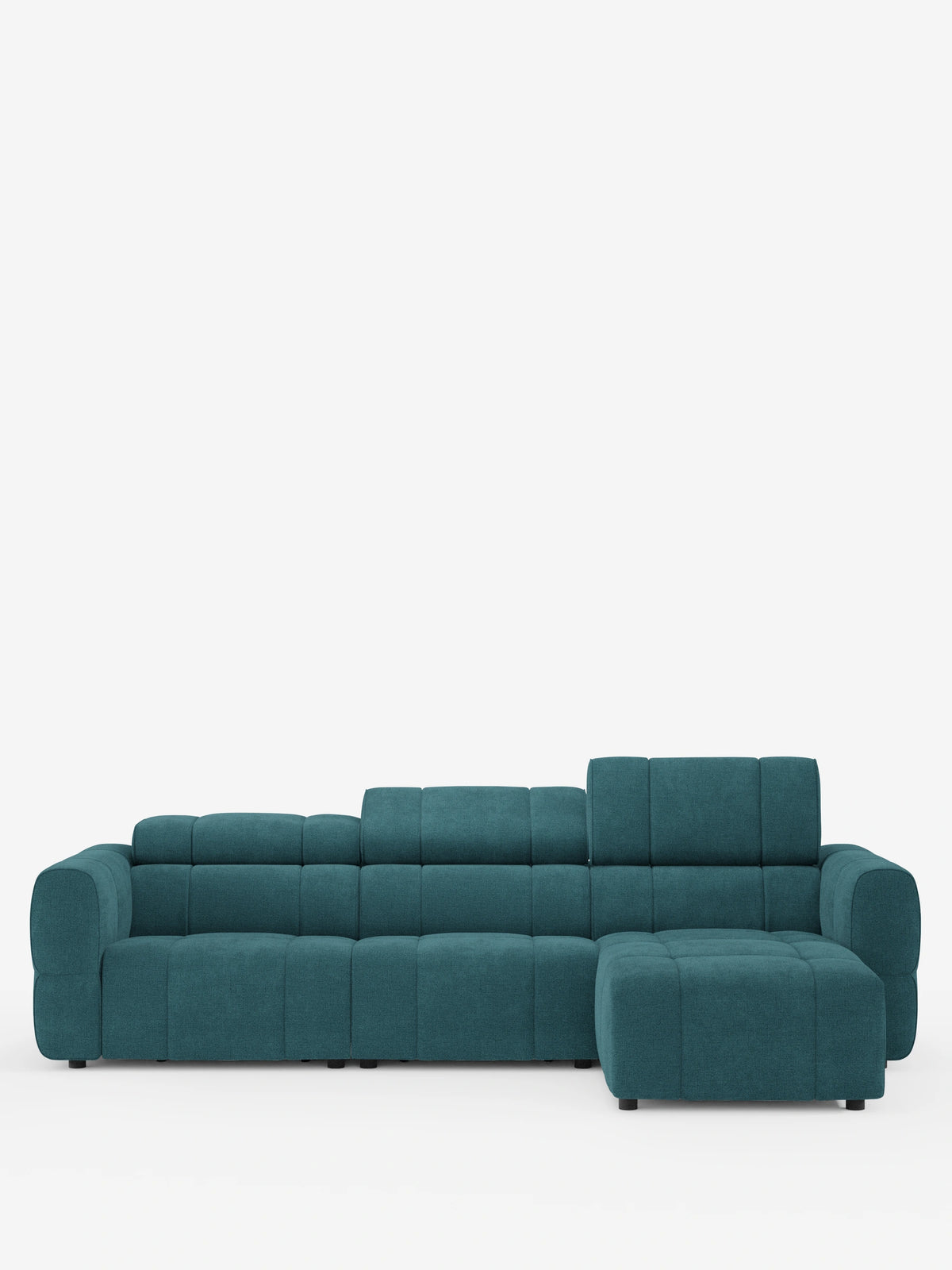 Un moderno divano angolare modulare Giotto color verde acqua a 5 posti, lungo 296 cm, con penisola e funzione relax elettrica opzionale, rivestito in tessuto antimacchia T23, dotato di chaise longue sul lato destro, dettagli trapuntati orizzontali, ampi braccioli e schienali regolabili.