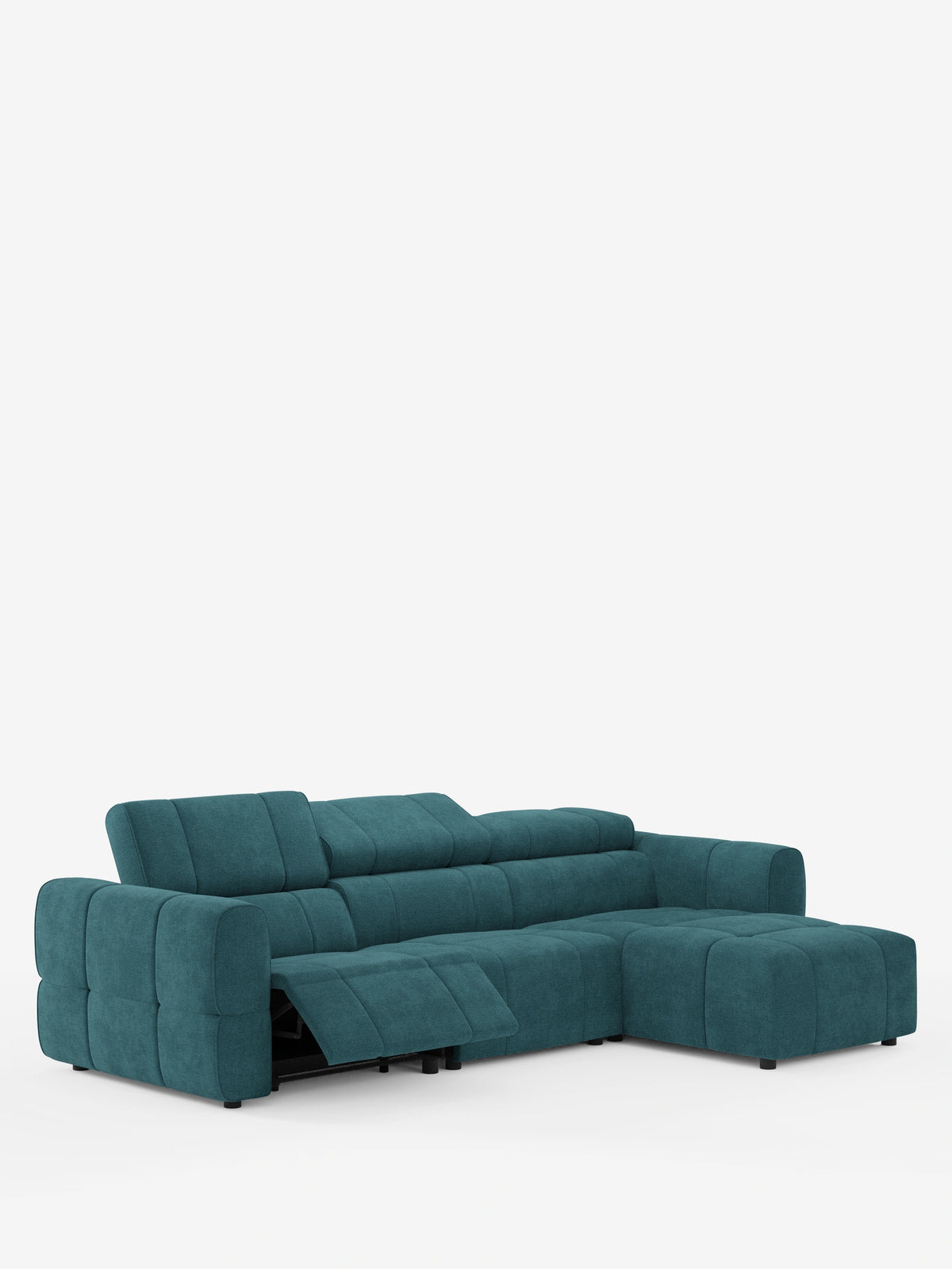 Un divano angolare modulare Giotto color verde acqua a 5 posti, lungo 296 cm, con penisola e funzione relax elettrica opzionale, rivestito in tessuto antimacchia T23; divano angolare modulare con chaise longue sul lato destro, un sedile reclinabile e schienali trapuntati a pannelli su sfondo bianco.