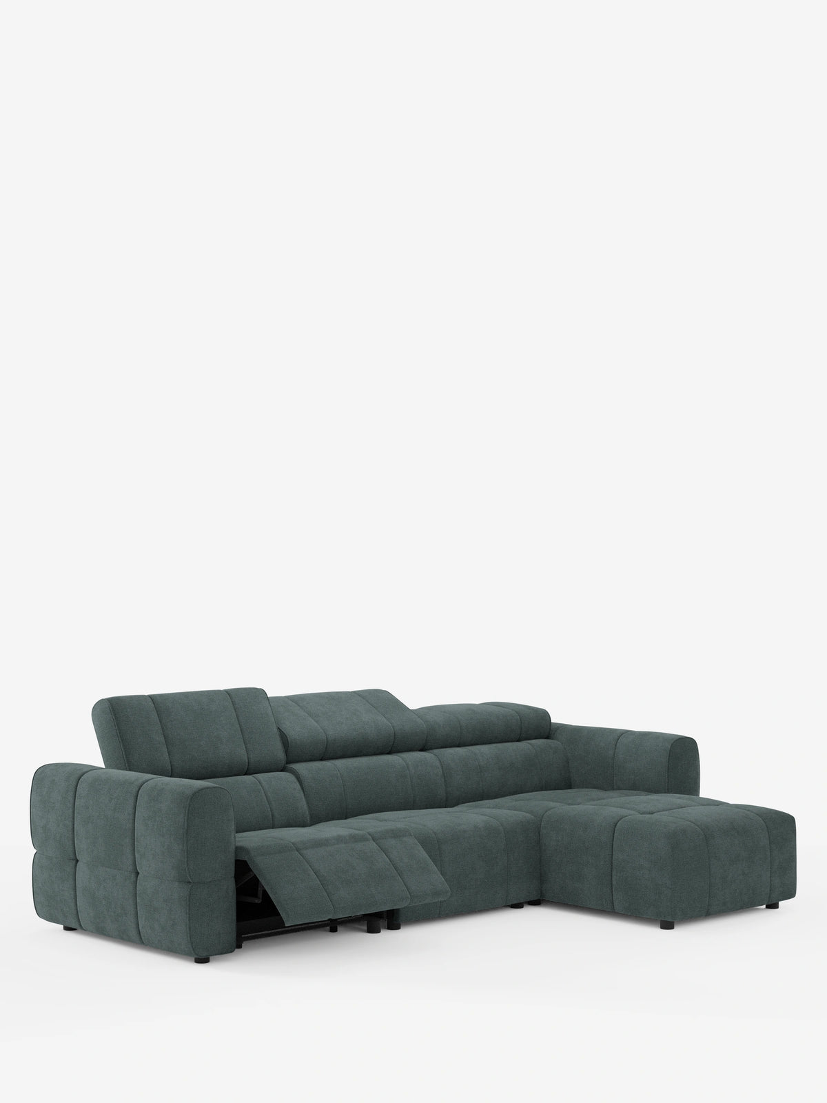Un divano angolare modulare Giotto color verde acqua scuro a 5 posti, lungo 296 cm, con penisola e funzione relax elettrica opzionale, rivestito in tessuto smacchiabile T23, con chaise longue allungabile, poggiatesta regolabili e finitura in tessuto testurizzato bianco.