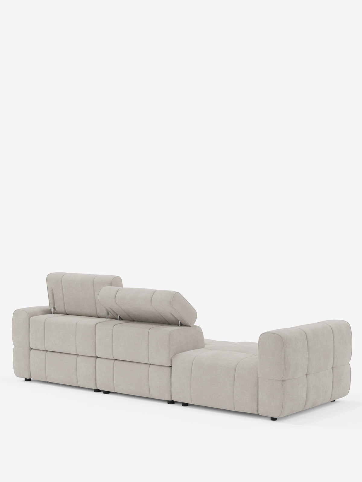 Un divano componibile Giotto Divano color beige chiaro con estremità aperta - opzione relax elettrico in tessuto smacchiabile T23, con motivo trapuntato a quadrati, schienali regolabili ed estremità destra aperta su sfondo bianco.