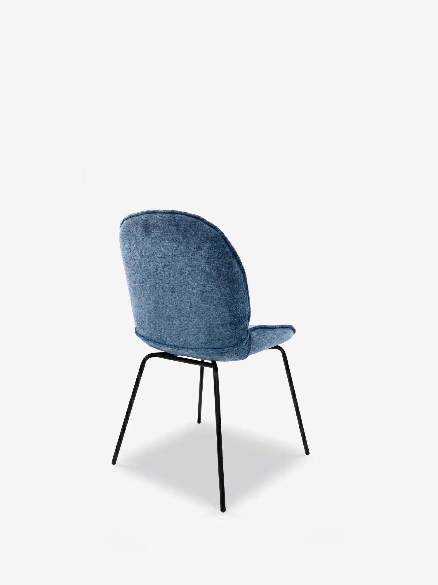 La sedia Iride, imbottita in morbido tessuto materico di Divani.Store, presenta schienale e seduta blu con struttura in metallo nero a quattro gambe svasate, perfetta per gli ambienti moderni. Vista posteriore su sfondo bianco.