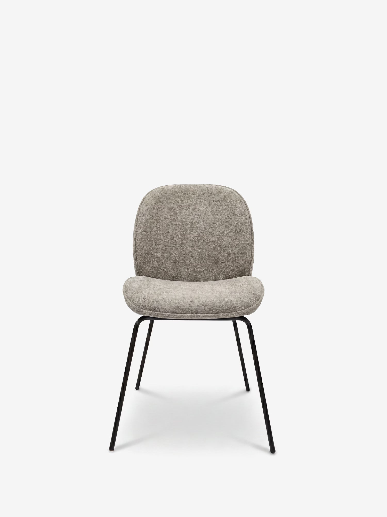 La sedia imbottita Iride di Divani.Store presenta una seduta e uno schienale in morbido tessuto materico di colore grigio, con quattro eleganti gambe in metallo nero. Fotografata di fronte su uno sfondo bianco a tinta unita.