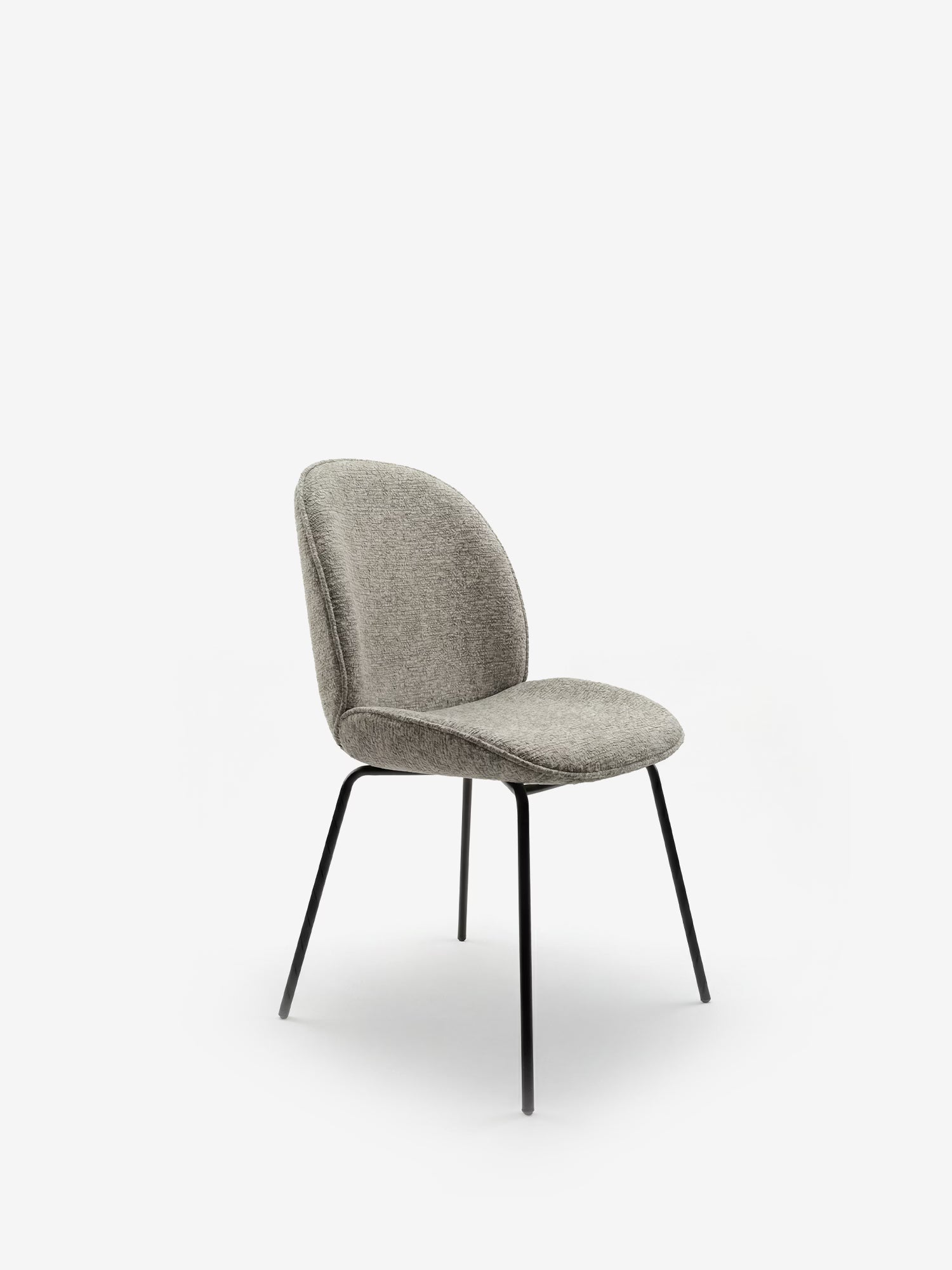 La sedia Iride di Divani.Store presenta una seduta e uno schienale curvi, rivestiti in morbido tessuto grigio, sostenuti da quattro sottili gambe in metallo nero. Il suo design minimalista è privo di braccioli ed è raffigurata su uno sfondo bianco a tinta unita.