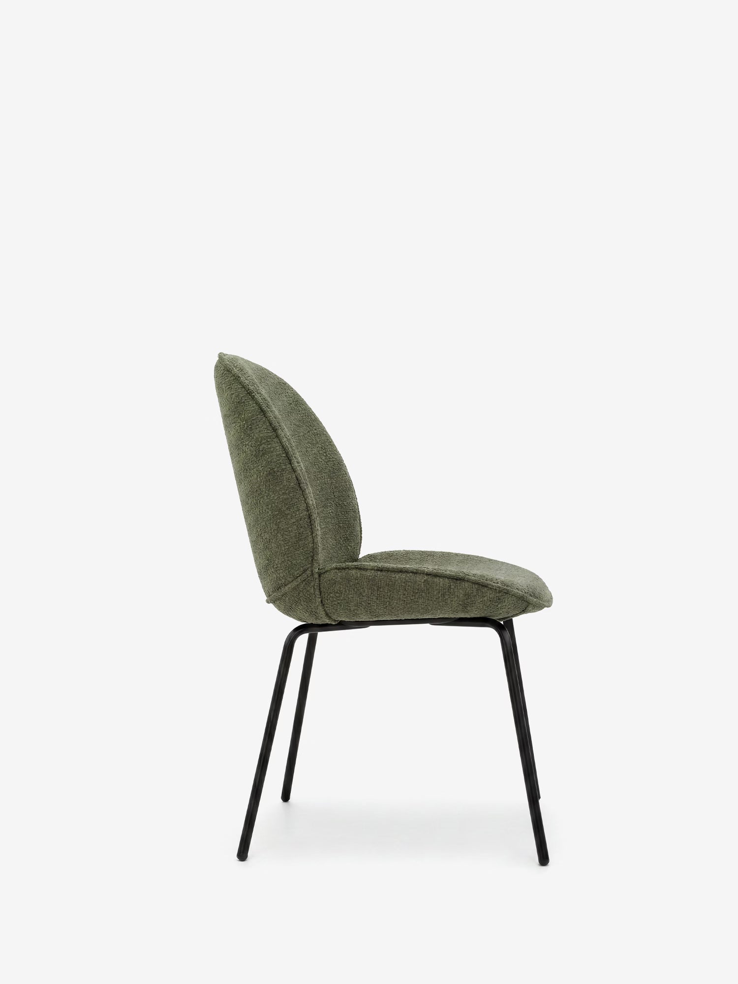 La sedia Iride, imbottita in morbido tessuto materico di Divani.Store, presenta una seduta e uno schienale imbottiti di colore verde oliva dal design sinuoso e sottili gambe in metallo nero, raffigurata di profilo su uno sfondo bianco a tinta unita.