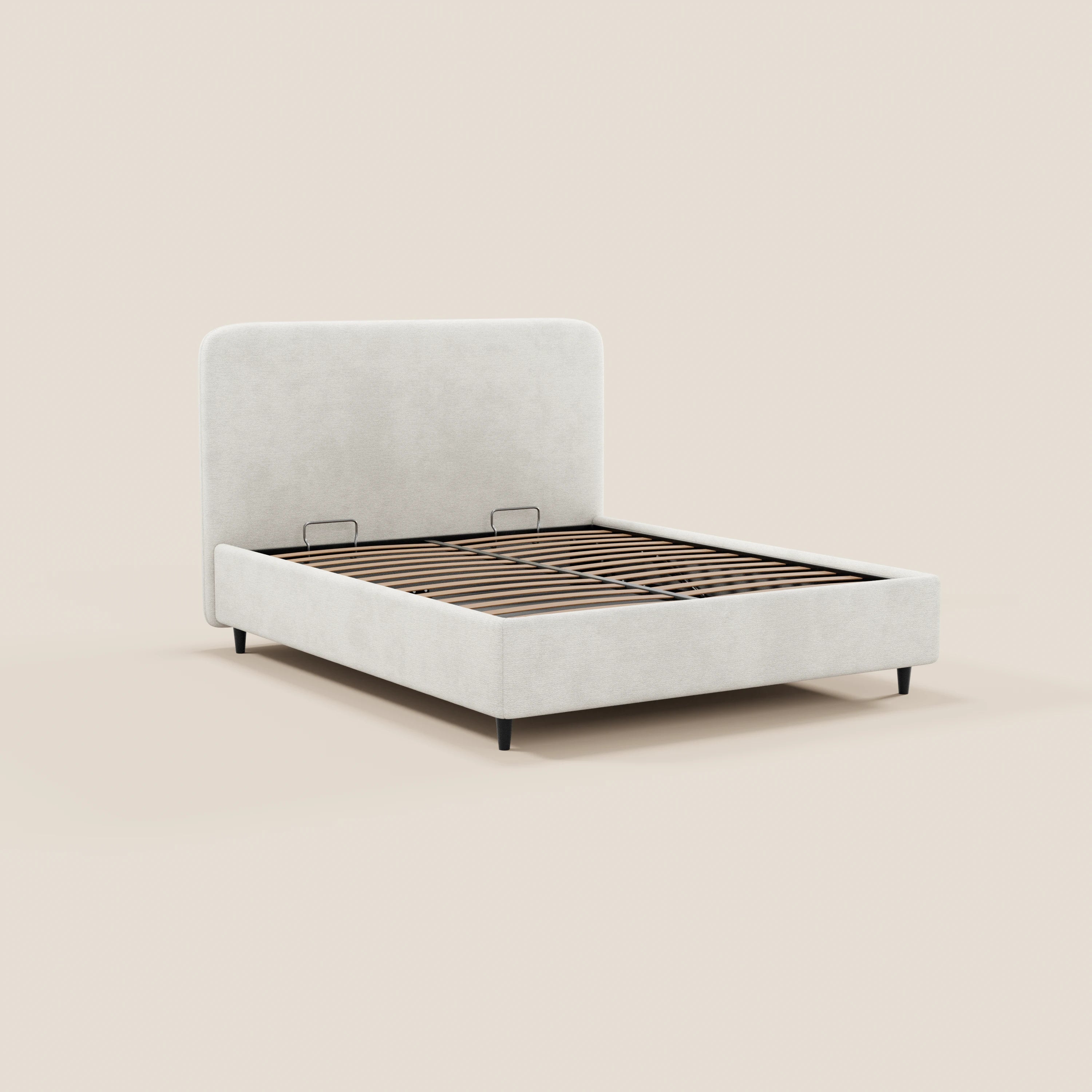 Il letto imbottito KAELOS minimal di Letti.store presenta una testiera arrotondata in tessuto ciniglia, gambe alte nere, vano contenitore e doghe in legno. Presentato qui in beige chiaro, in tinta con il rivestimento, offre un sostegno elegante e uno stile minimalista.