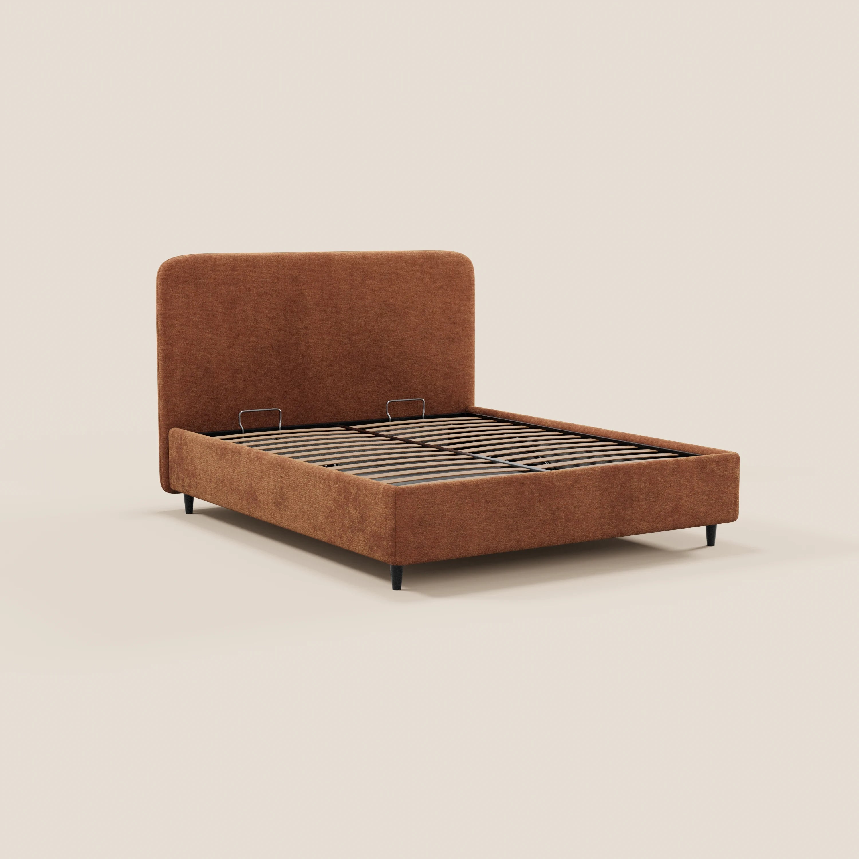 Il letto imbottito KAELOS minimal di Letti.store presenta una testiera in tessuto ciniglia color ruggine, gambe alte in metallo nero, un design arrotondato imbottito con vano contenitore e doghe in legno, il tutto raffigurato su uno sfondo bianco sporco.