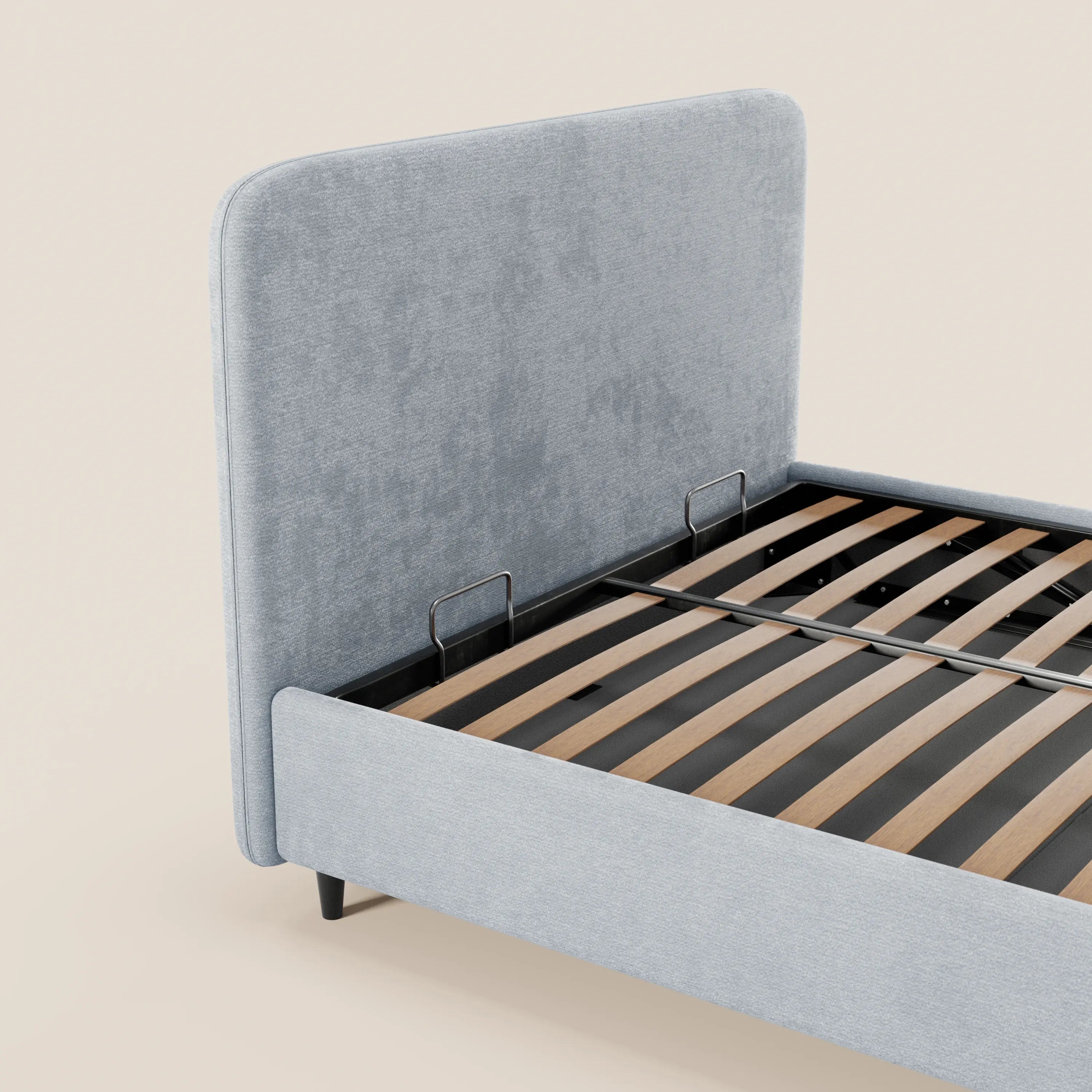Un primo piano del letto imbottito KAELOS Letto Minimal di Letti.store, caratterizzato da una testiera alta e arrotondata in tessuto chenille, gambe alte e spazio contenitivo: un design elegante con doghe in legno e supporti in metallo nero, perfetto per le camere da letto moderne.