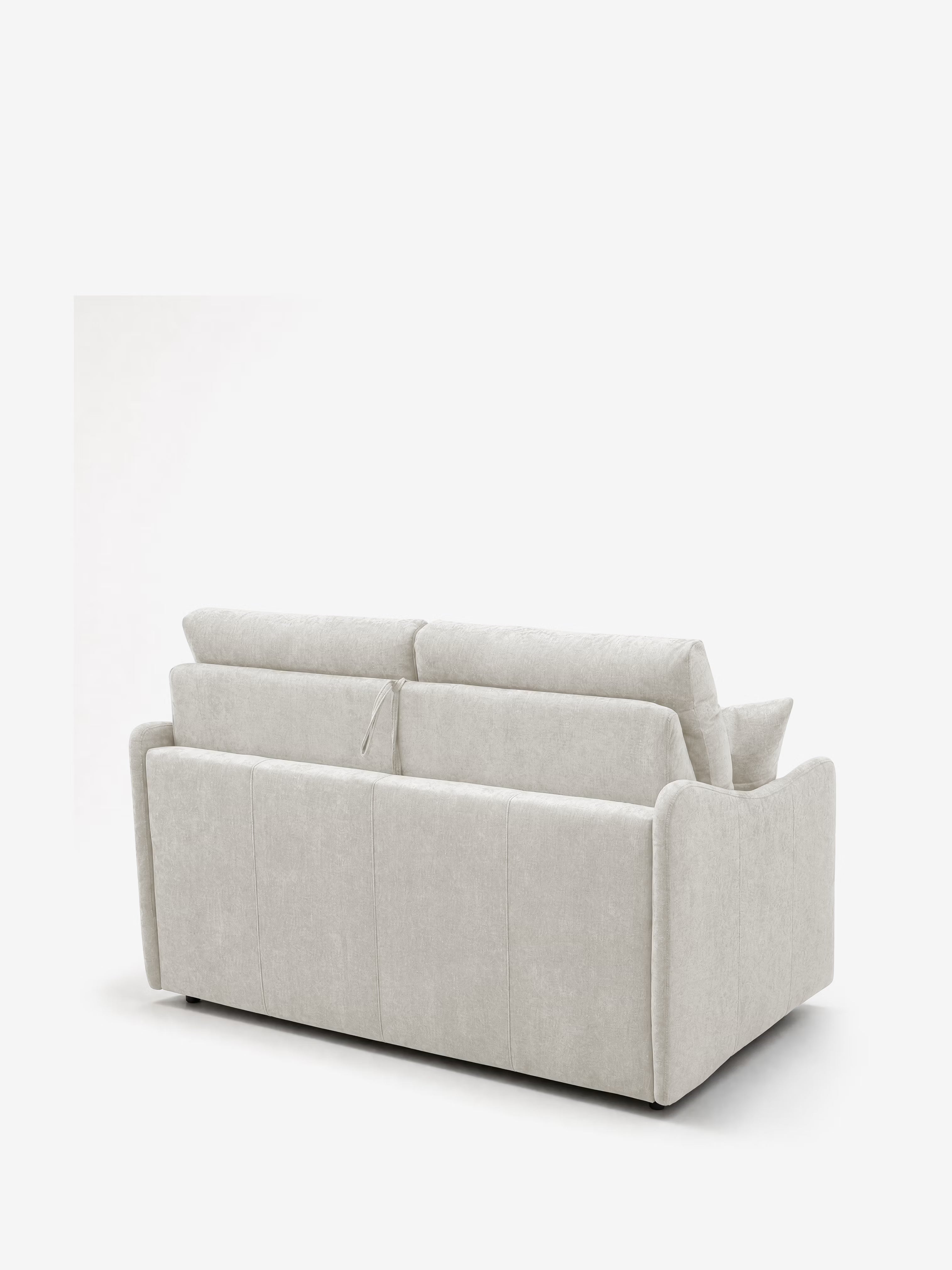 Il divano letto Lodovico a 3 posti con materasso ALTO 20 cm in tessuto smacchiabile certificato Oeko-Tex di Divani.Store è ripreso di retro su uno sfondo bianco a tinta unita. Questo divano imbottito moderno, di colore beige chiaro, presenta una silhouette pulita e squadrata con schienali alti, braccioli leggermente arrotondati e sottili dettagli di cucitura. Non sono visibili né gambe né elementi decorativi.