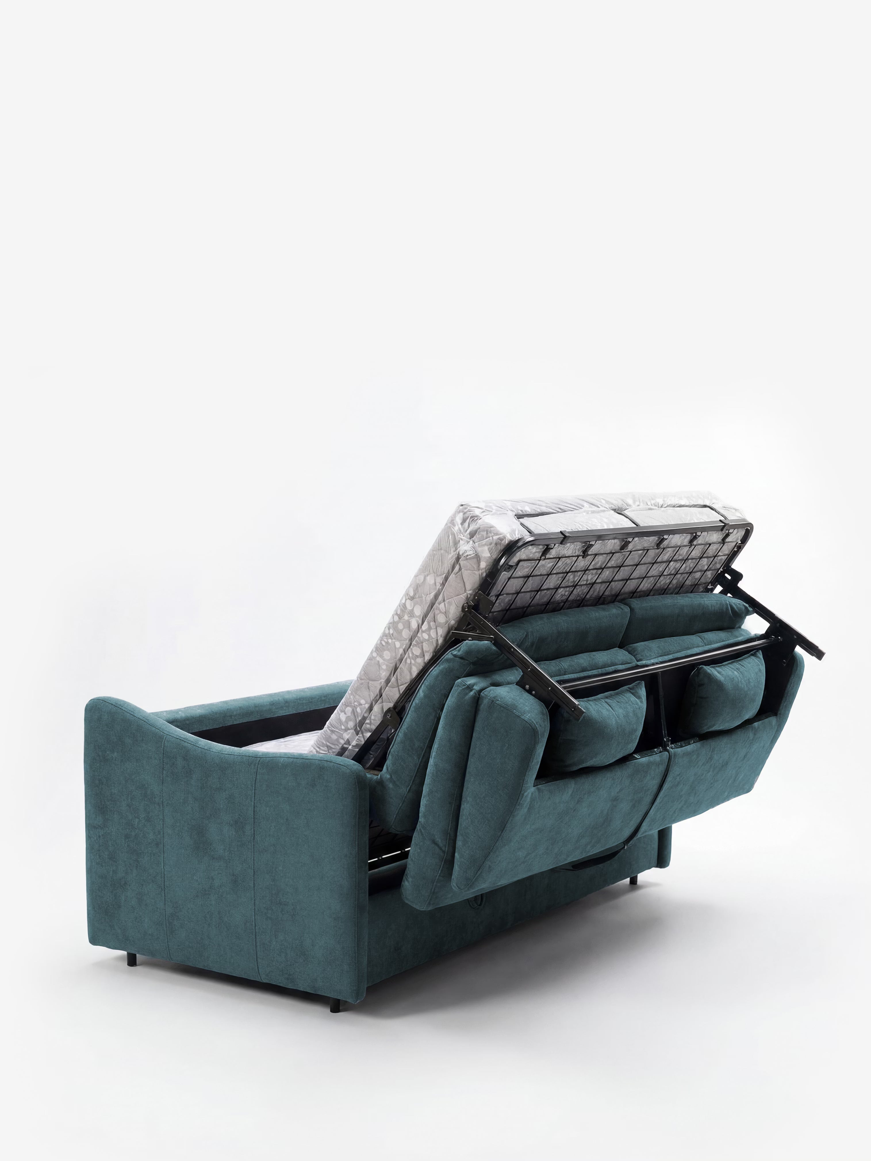 Il divano letto a 3 posti Lodovico di Divani.Store, rivestito in tessuto color verde acqua certificato Oeko-Tex e resistente alle macchie, è raffigurato con il letto estraibile parzialmente aperto, che rivela una robusta struttura in metallo e un materasso matrimoniale alto 20 cm. Su uno sfondo bianco a tinta unita, questo versatile divano mette in risalto il suo design trasformabile, adatto sia per sedersi che per dormire, e include un pratico portaguanciali per riporre comodamente i cuscini.