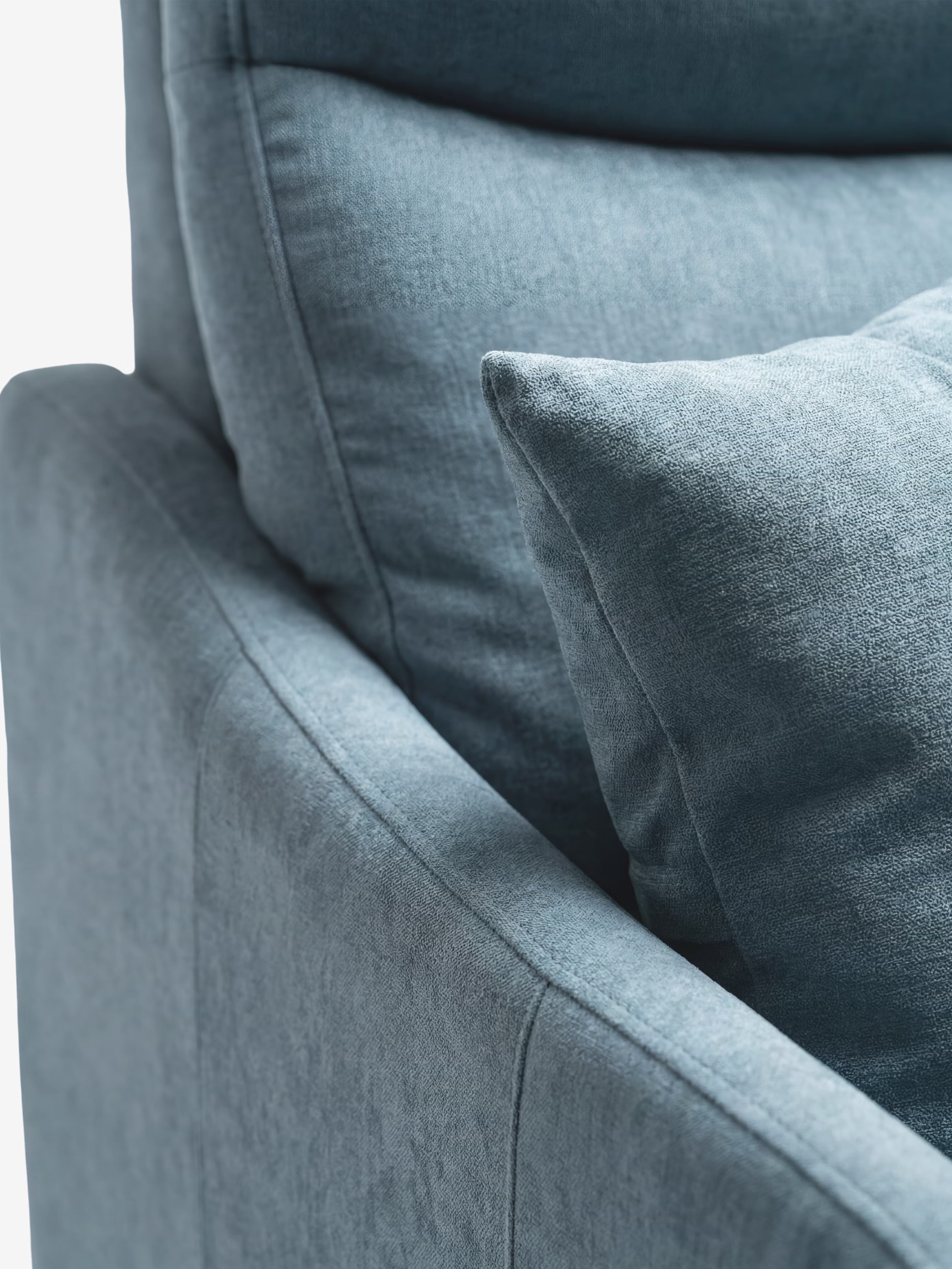 Primo piano del divano letto a 3 posti Lodovico di Divani.Store, realizzato in un moderno tessuto blu certificato Oeko-Tex e resistente alle macchie, che mette in risalto i cuscini dei braccioli, della seduta e dello schienale. Il rivestimento presenta un aspetto morbido e strutturato che richiama il comfort di alta qualità offerto dal suo materasso Alto da 20 cm. Il divano letto è ripreso su uno sfondo bianco per mettere in risalto le linee pulite e l’elegante struttura del divano letto.