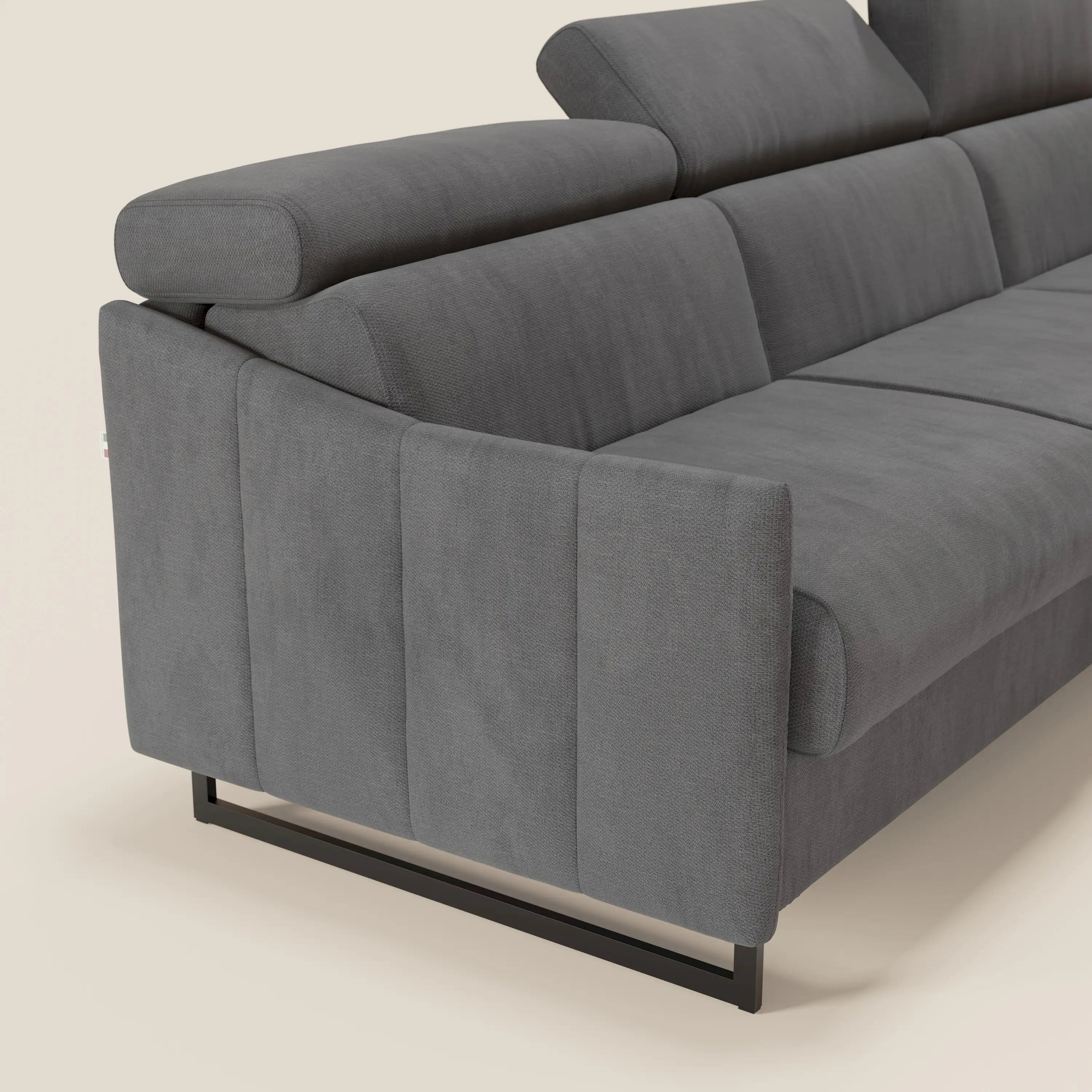 Loto Divano Letto Angolare con Penisola contenitore, Poggiatesta, Materasso Alto H18 in morbido tessuto impermeabile T14 - divani.store