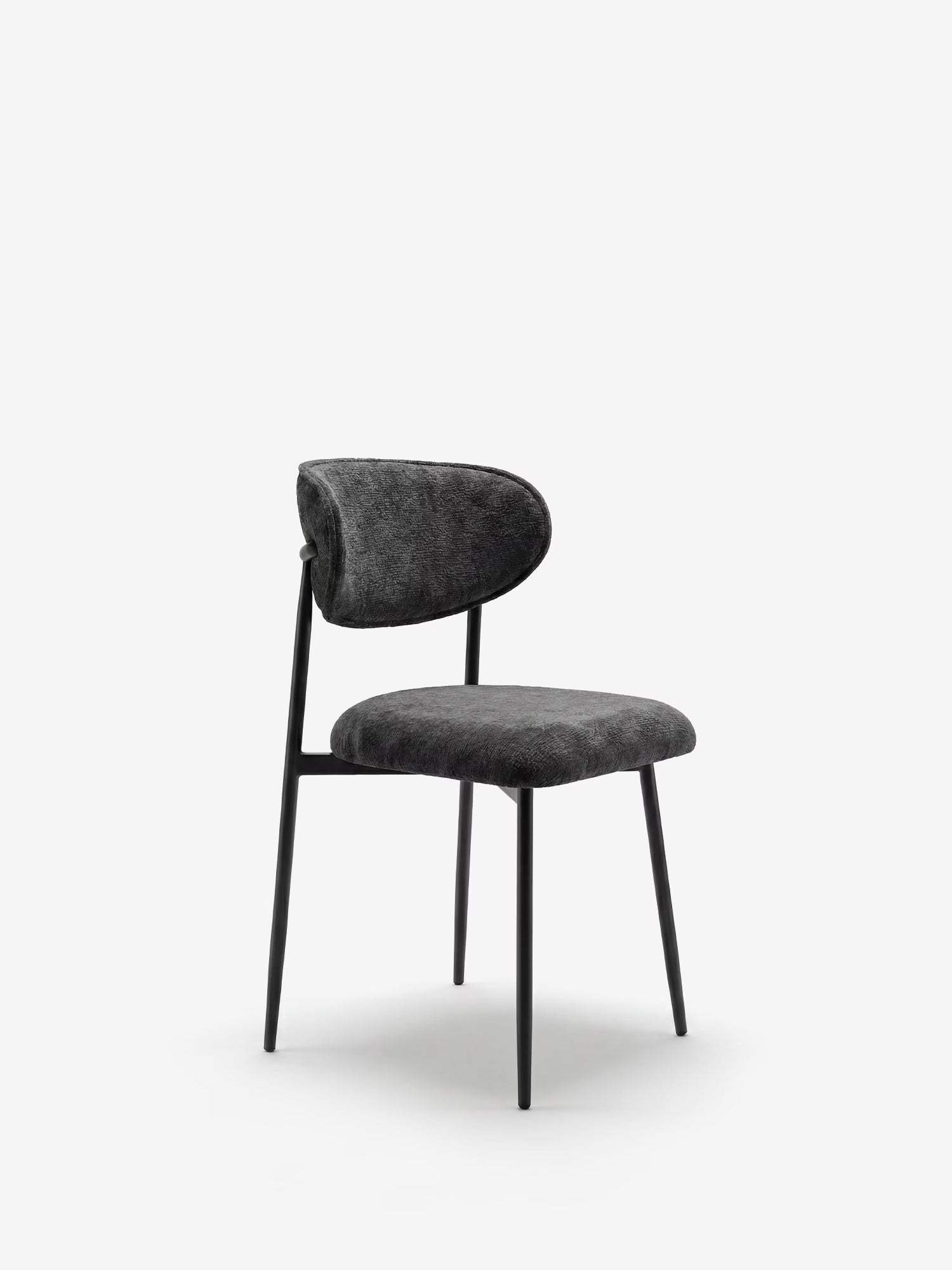 Luce, poltrona imbottita in morbido tessuto ciniglia di Divani.Store: moderna, con sottili gambe in metallo nero e schienale curvo, presenta un design elegante e contemporaneo dalle linee morbide su sfondo bianco.