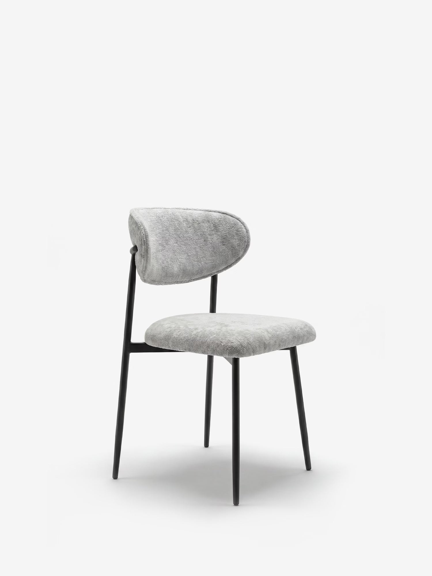 La Luce Sedia, imbottita in morbido tessuto ciniglia di Divani.Store, presenta una struttura in metallo nero con gambe inclinate, uno schienale arrotondato e curvo e un rivestimento in morbido tessuto ciniglia grigio chiaro, qui raffigurata su uno sfondo bianco.