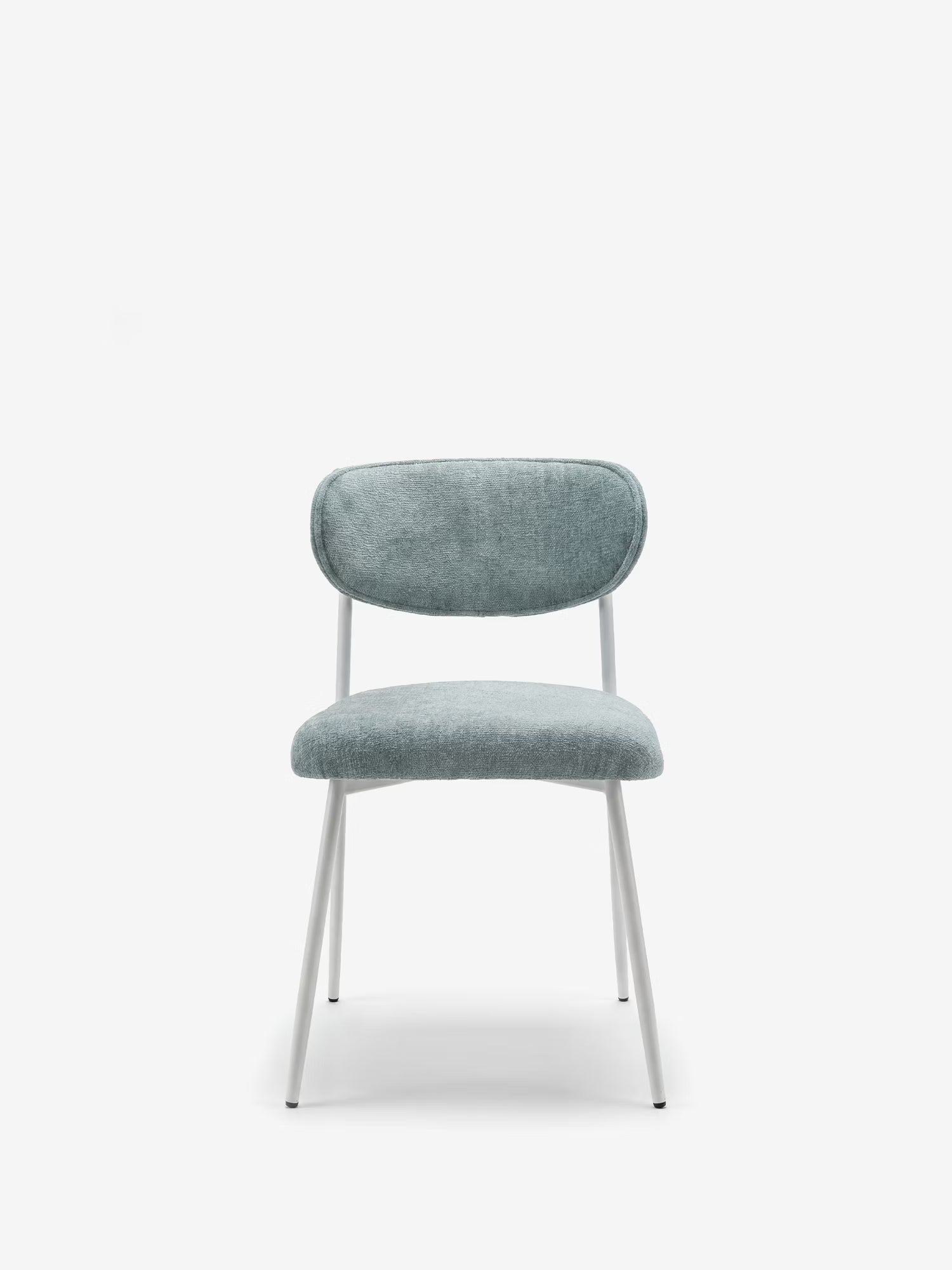 La sedia imbottita Luce di Divani.Store presenta un design contemporaneo con tessuto azzurro sullo schienale e sulla seduta curvi e sottili gambe in metallo bianco, in primo piano su uno sfondo bianco a tinta unita.