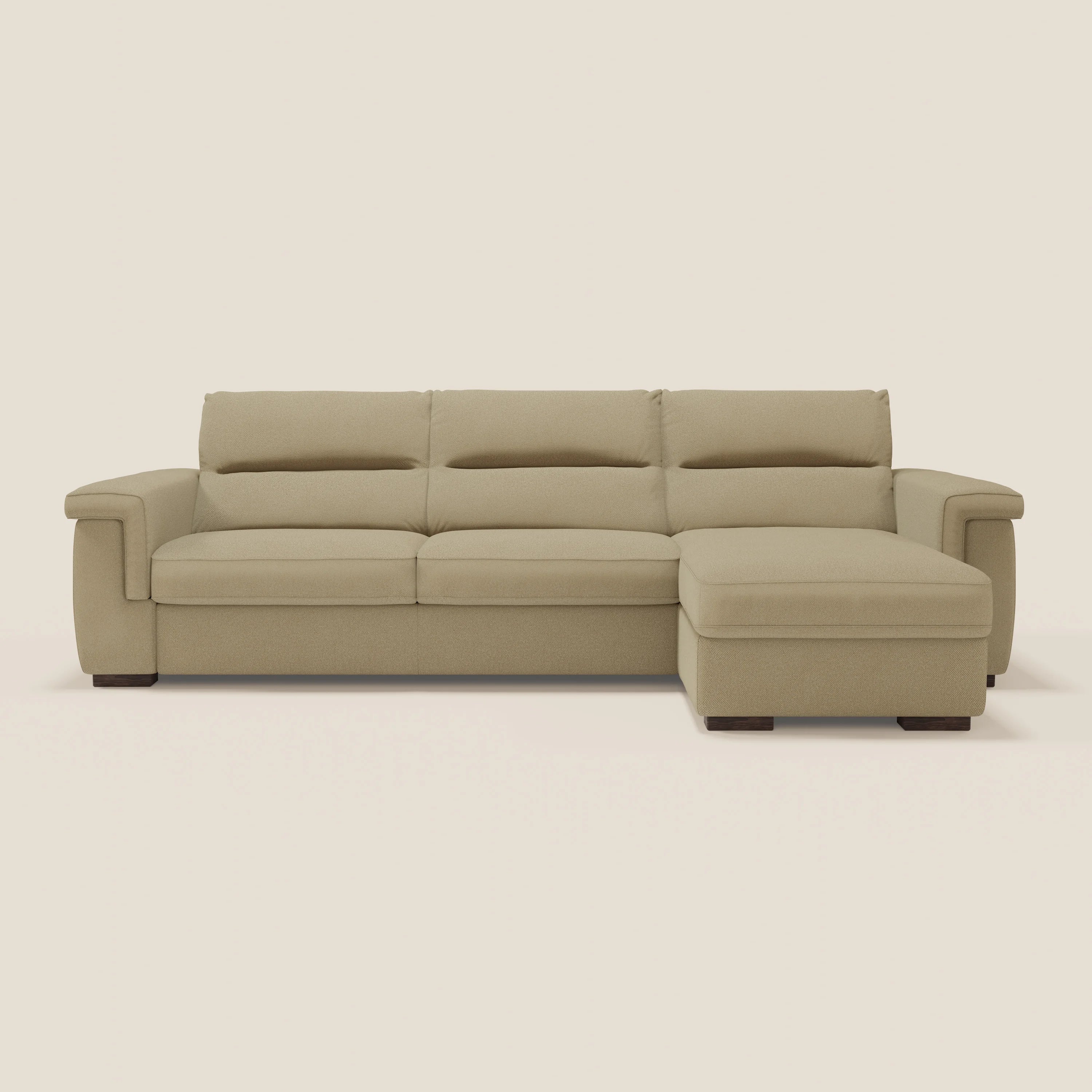 Il divano letto angolare Magnolia con penisola contenitore di Divani.Store è caratterizzato da un tessuto smacchiabile T05 cammello, una chaise longue destra, ampi braccioli, tre cuscini di schienale e poggia su piedini in legno scuro su uno sfondo bianco sporco.