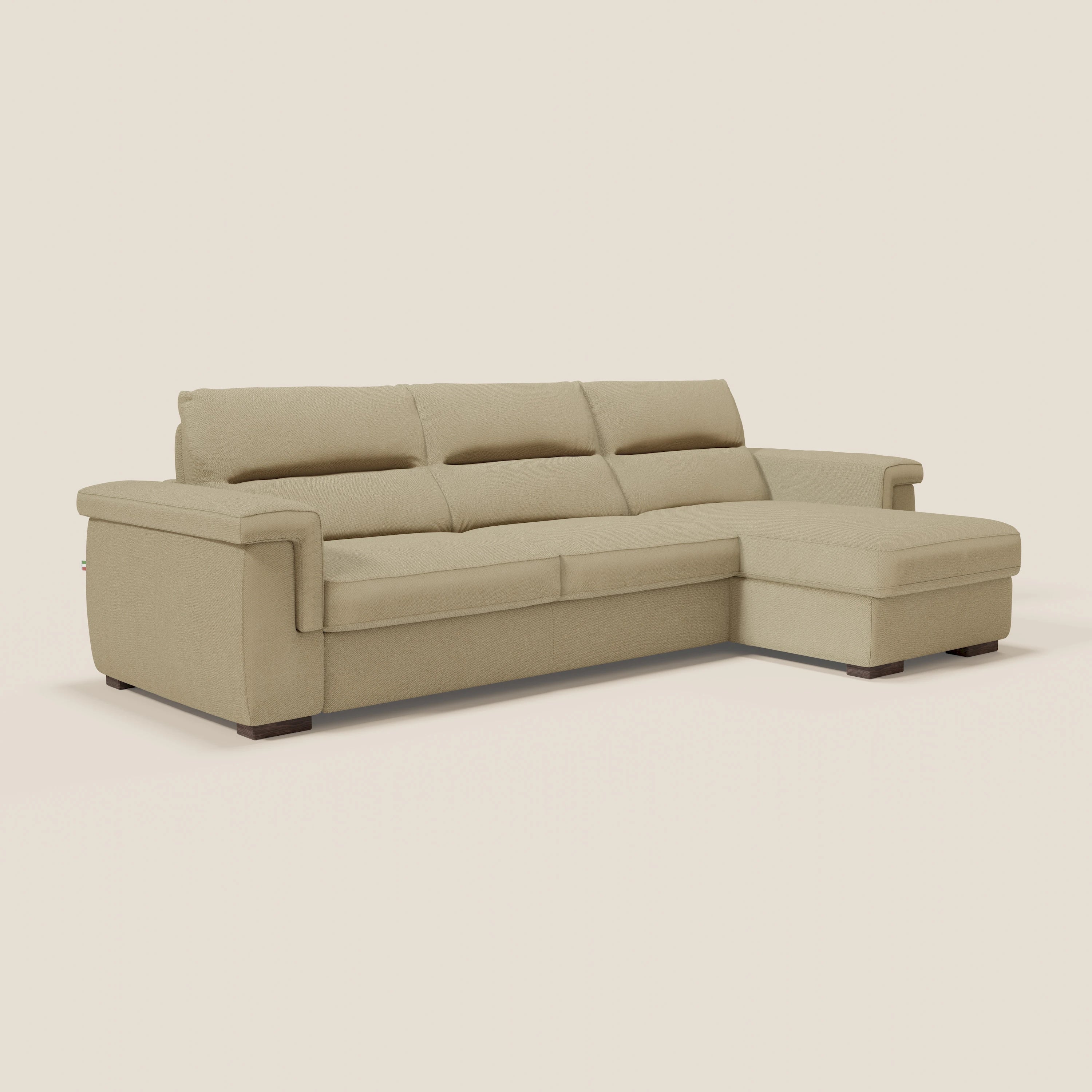 Il divano letto angolare Magnolia con penisola contenitore di Divani.Store è caratterizzato da tessuto smacchiabile T05 cammello, ampi braccioli, gambe a basso profilo, chaise longue destra, tre cuscini di seduta e un comodo materasso H18 cm.