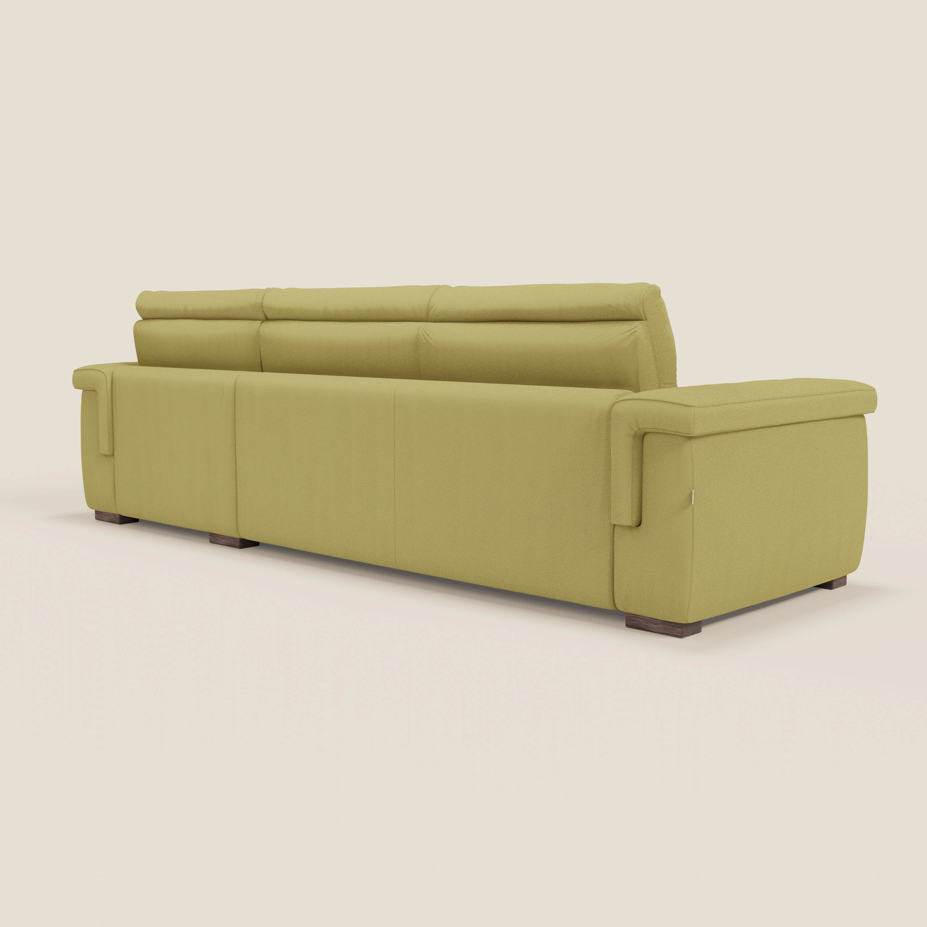 Il divano letto angolare Magnolia di Divani.Store è presentato dal retro in tessuto antimacchia giallo T05. Presenta braccioli rettangolari, ampi schienali con cuciture raffinate, una poltrona contenitore e gambe corte in legno scuro su sfondo beige.