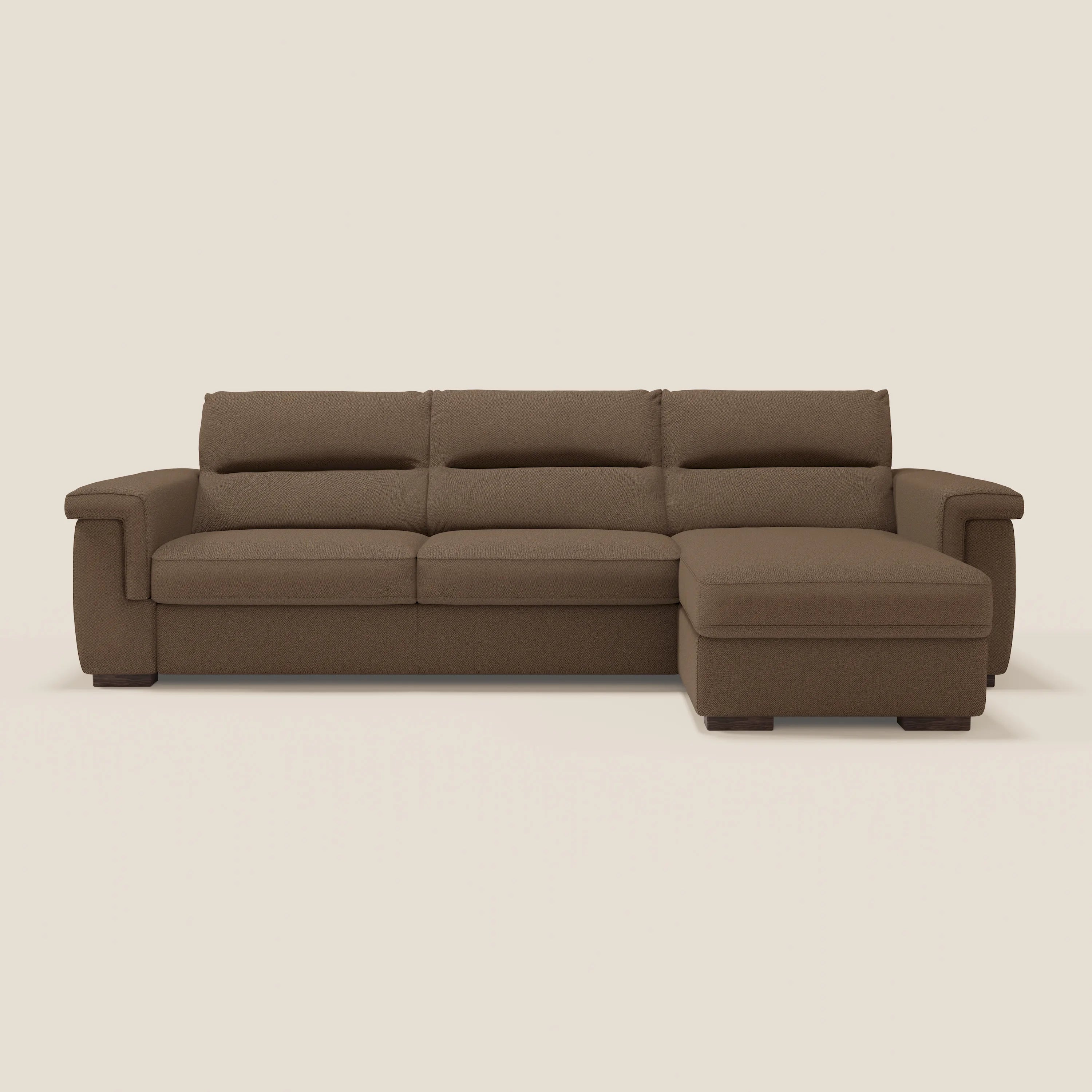 Il divano letto angolare Magnolia di Divani.Store con penisola contenitore in tessuto smacchiabile T05 marrone, con materasso H18 cm, ampie sedute e braccioli larghi, offre comfort profondo contro uno sfondo chiaro.