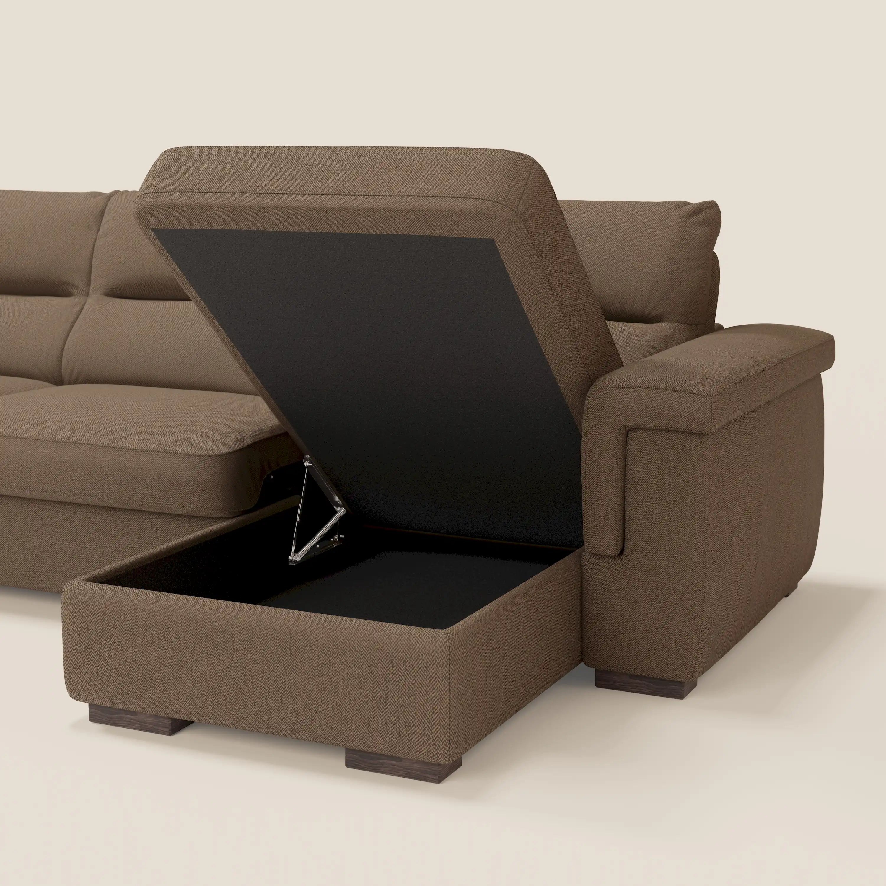 Magnolia divano letto angolare con penisola contenitore di Divani.Store in tessuto marrone smacchiabile T05, materasso H18 cm, ampi braccioli, cuscini morbidi, gambe in legno e pratico vano portaoggetti per un living versatile.