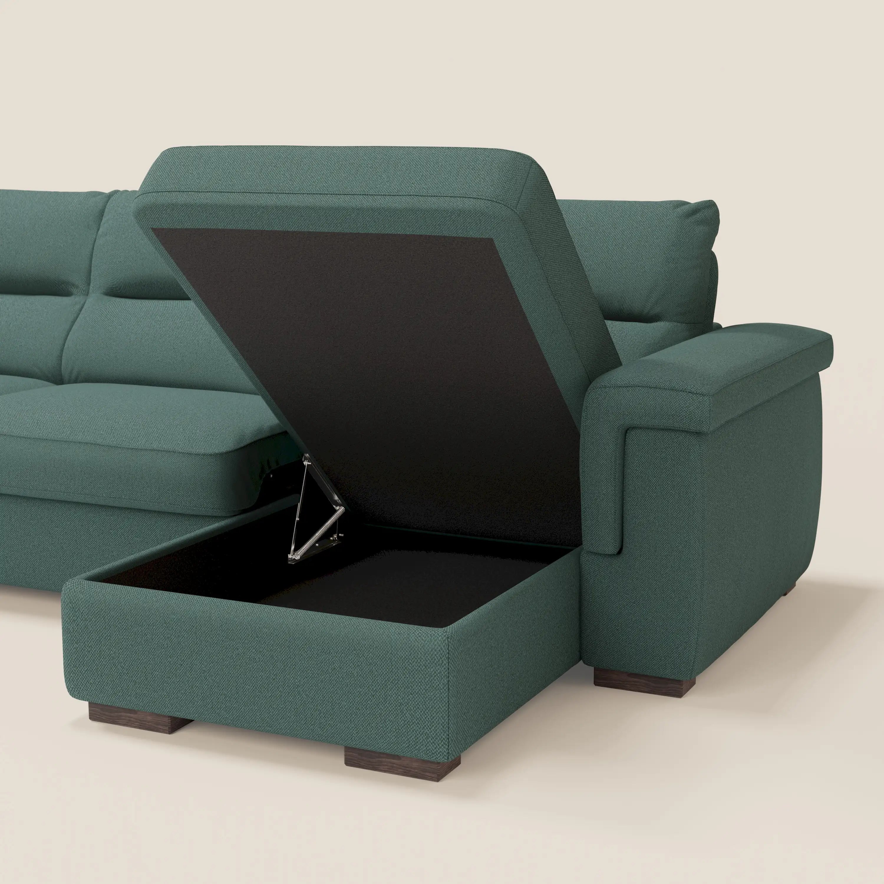 Il divano letto angolare Magnolia con penisola contenitore di Divani.Store, in tessuto smacchiabile T05 verde, è caratterizzato da una chaise con vano contenitore integrato (aperto per mostrare l'interno nero) e da gambe corte in legno scuro su sfondo chiaro.