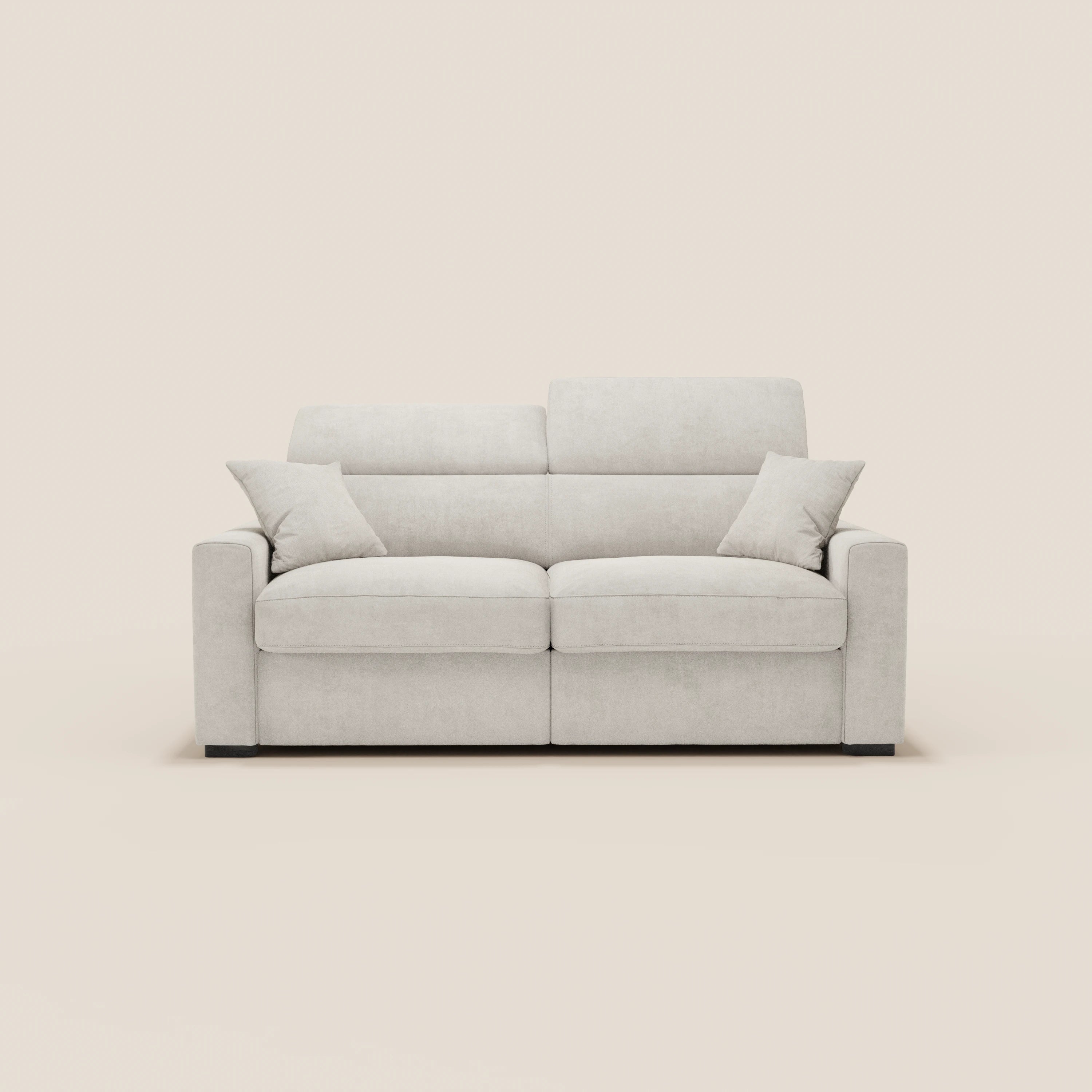 Il divano letto a 3 posti Maximus con materasso ALTO 20 cm di Divani.Store è dotato di poggiatesta reclinabili, tessuto antimacchia certificato Oeko-Tex, due cuscini per seduta e schienale, quattro cuscini coordinati e moderni braccioli dritti su gambe corte scure che risaltano su uno sfondo chiaro.