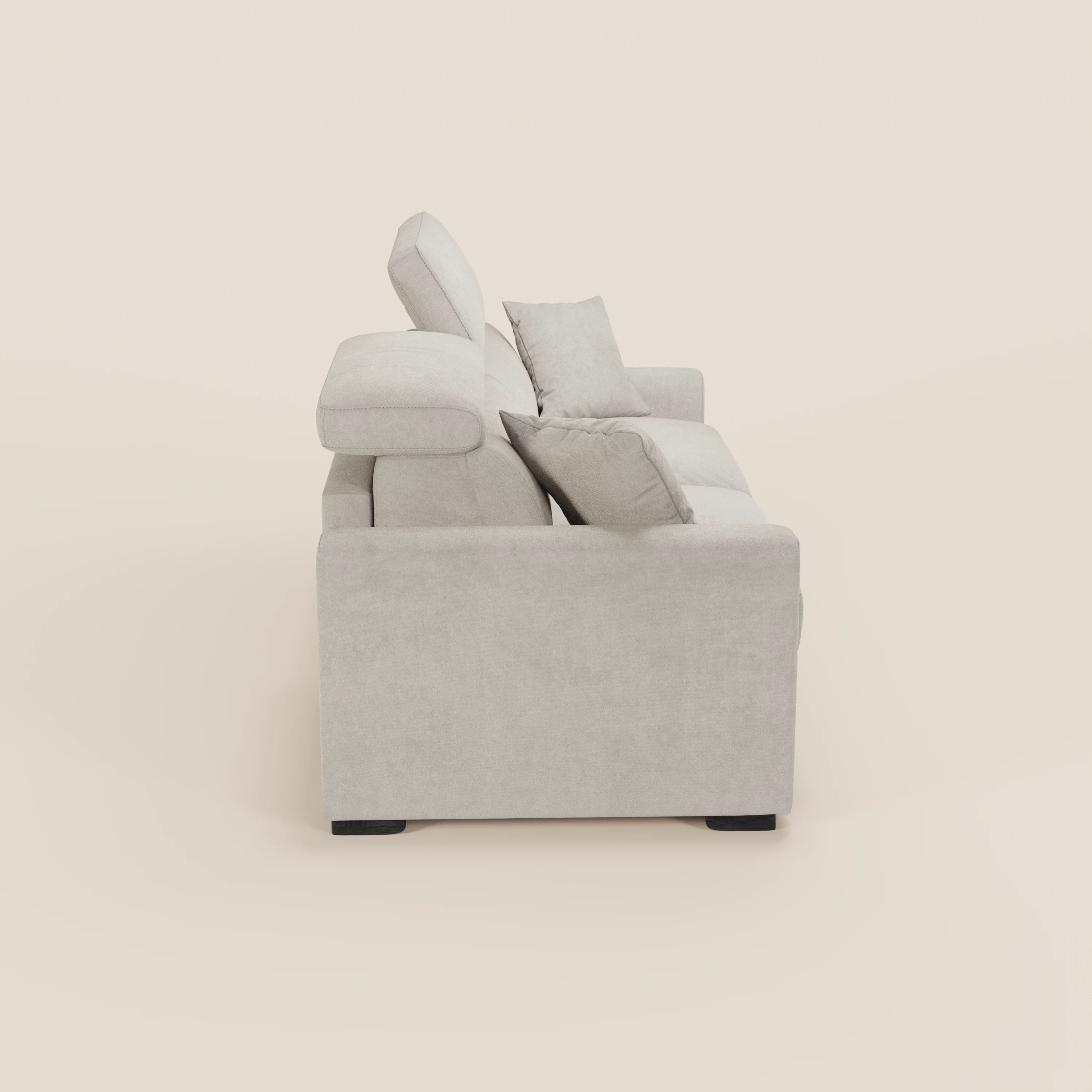 Vista laterale del divano letto Maximus a 3 posti con materasso ALTO 20 cm di Divani.Store, dotato di poggiatesta reclinabili, morbidi cuscini di seduta, due cuscini decorativi quadrati, ampi braccioli e piedini corti scuri in tessuto smacchiabile certificato Oeko-Tex.