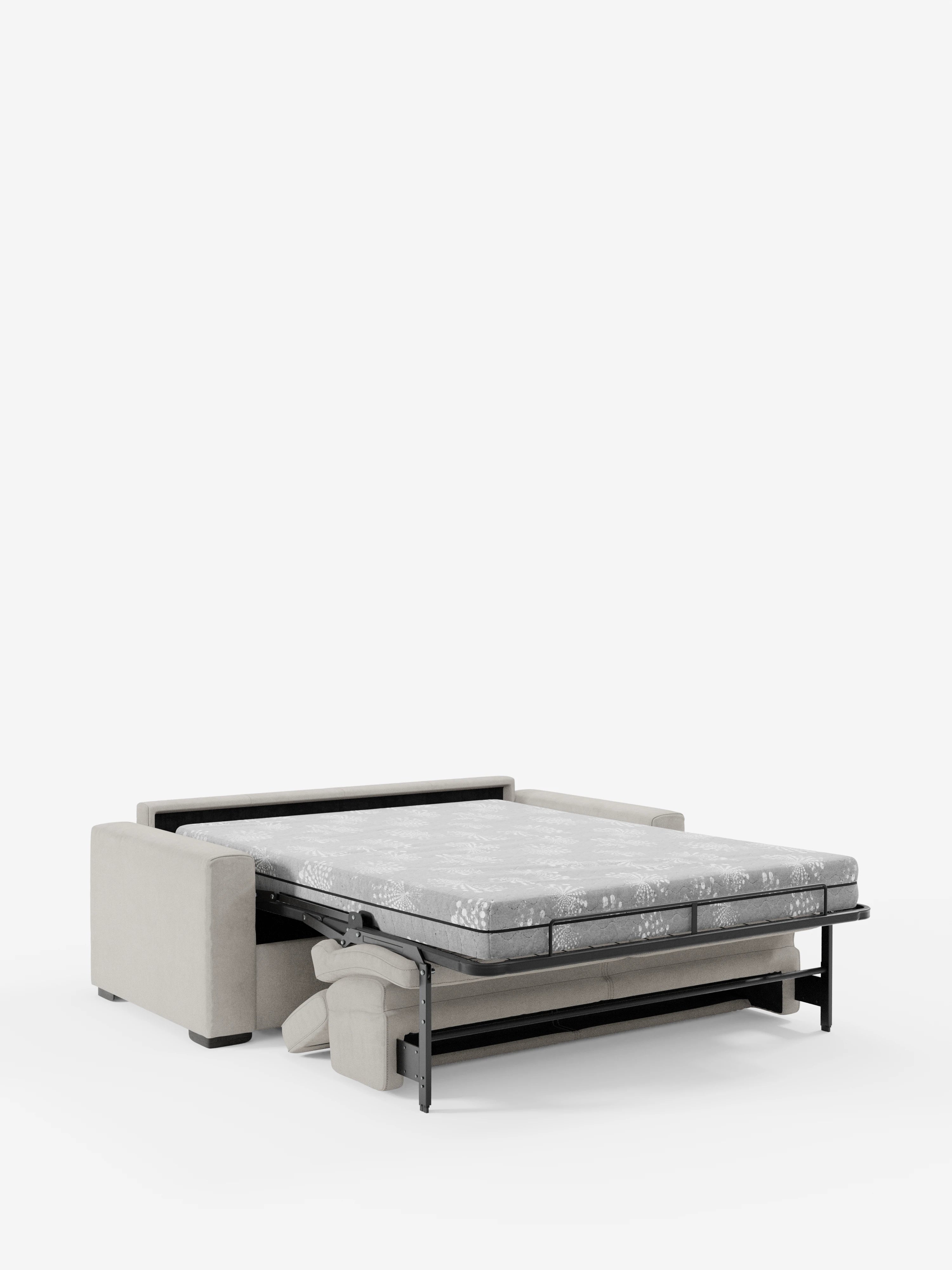 Il divano letto a 3 posti Maximus con materasso ALTO da 20 cm di Divani.Store è presentato con la parte letto completamente estesa su uno sfondo bianco a tinta unita. Questo moderno divano beige presenta braccioli squadrati, un’estetica minimalista e poggiatesta reclinabili. La struttura in metallo sostiene un materasso spesso 20 cm rivestito in tessuto lavabile certificato Oeko-Tex, unendo stile e comfort per gli interni contemporanei.