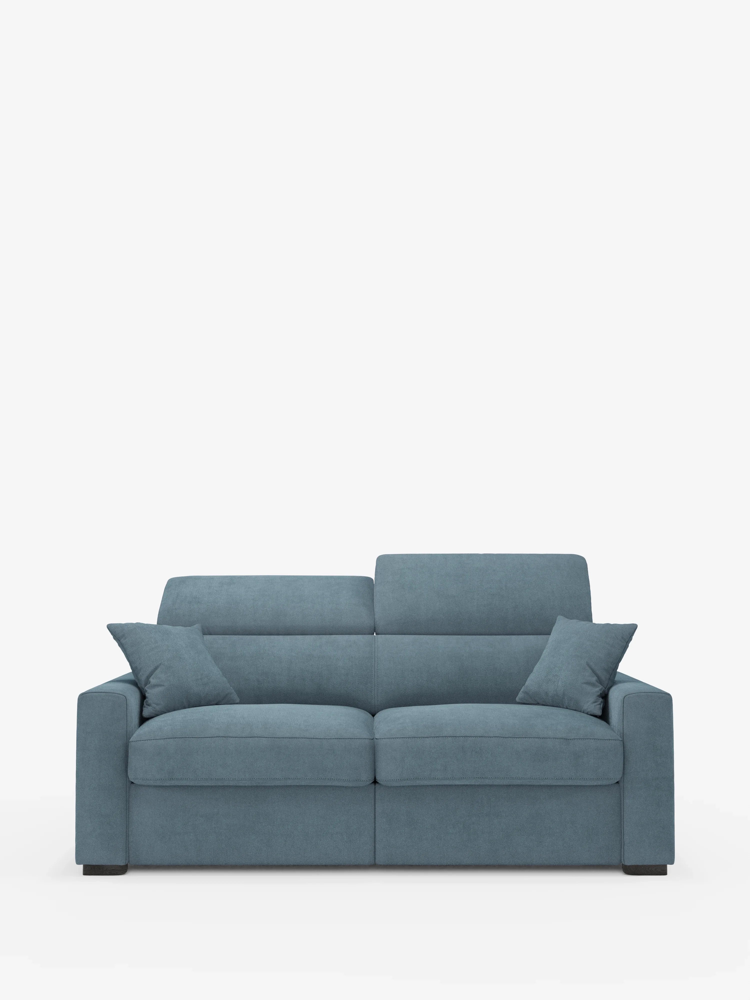 Un divano letto Maximus a 3 posti in blu verde acqua in stile contemporaneo con materasso ALTO 20 cm di Divani.Store, dotato di due cuscini di seduta, due schienali con poggiatesta regolabili, braccioli squadrati e quattro cuscini decorativi abbinati in tessuto antimacchia certificato Oeko-Tex. Perfetto come versatile divano letto a tre posti, unisce uno stile moderno a un comfort superiore. Il divano poggia su corte gambe nere ed è presentato su uno sfondo bianco a tinta unita.