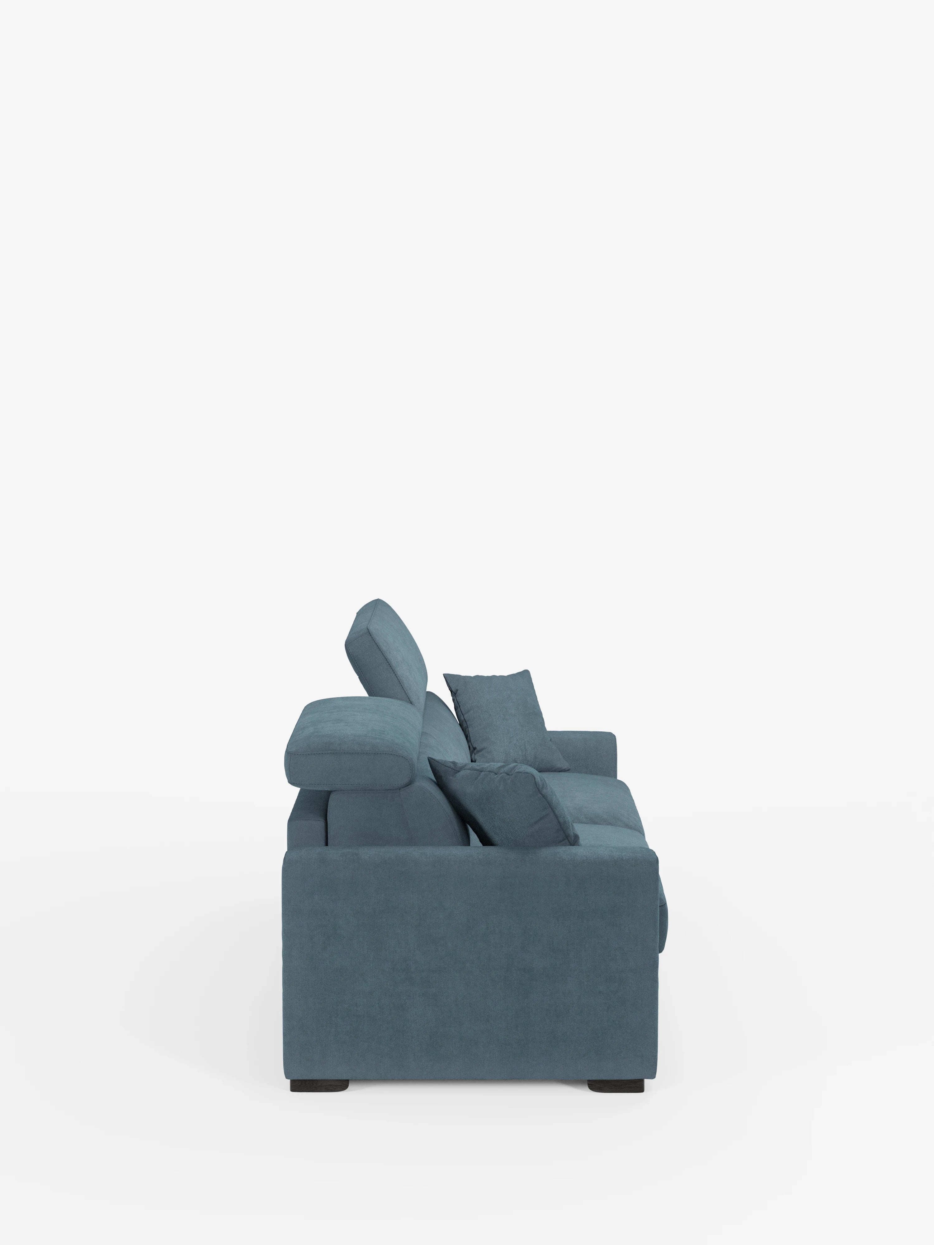 Il divano letto blu Maximus a 3 posti con materasso ALTO da 20 cm di Divani.Store è raffigurato di profilo, mettendo in risalto i due cuscini di seduta, i due cuscini dello schienale e i due cuscini più piccoli. Questo elegante divano letto presenta linee dritte e pulite, gambe nere e poggiatesta regolabili in tessuto antimacchia certificato Oeko-Tex, il tutto su uno sfondo bianco a tinta unita.